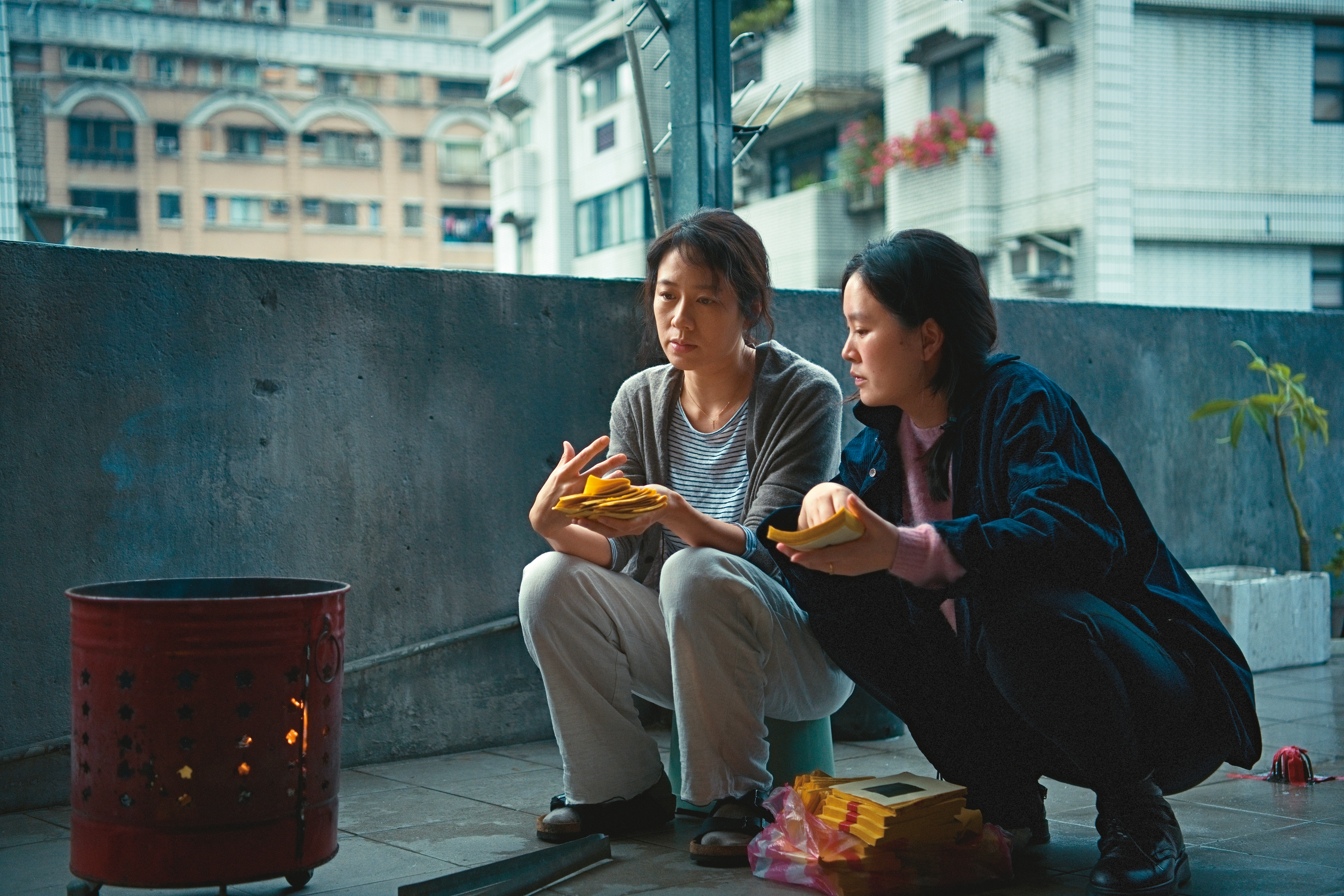 林嘉欣（左）確認接演，後續籌資、選角順利進行，導演阮鳳儀（右）也從她身上獲得許多寶貴意見。（傳影互動提供）