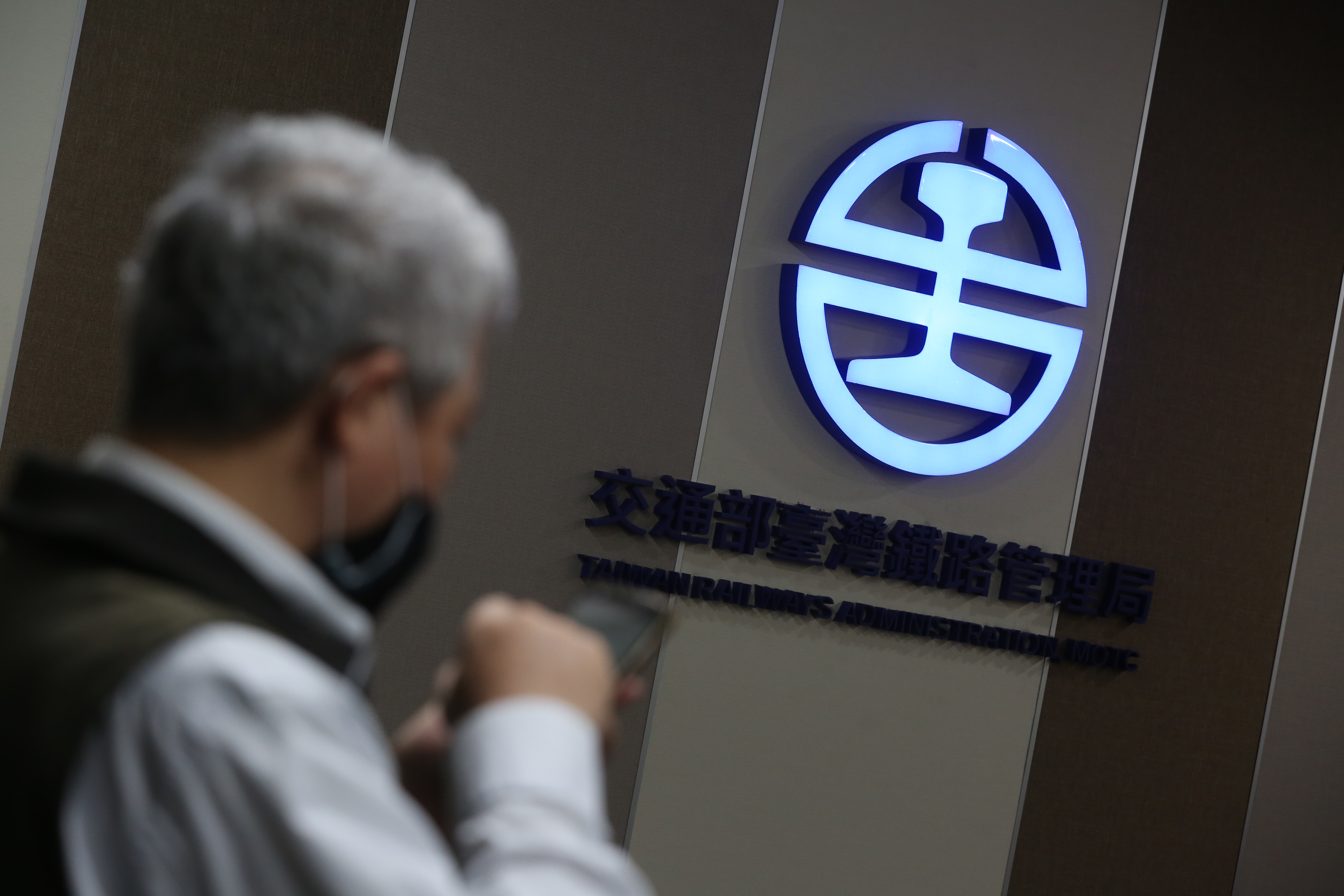 台鐵將緊急通報電話改為1933，並於11月29日正式啟用。（本刊資料照）