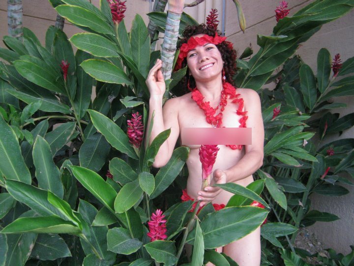 哥倫比亞一位婦女露比，因篤信「雷爾運動」上空遊海灘傳教遭罰款。（翻攝Ruby Macea Pacheco Facebook）