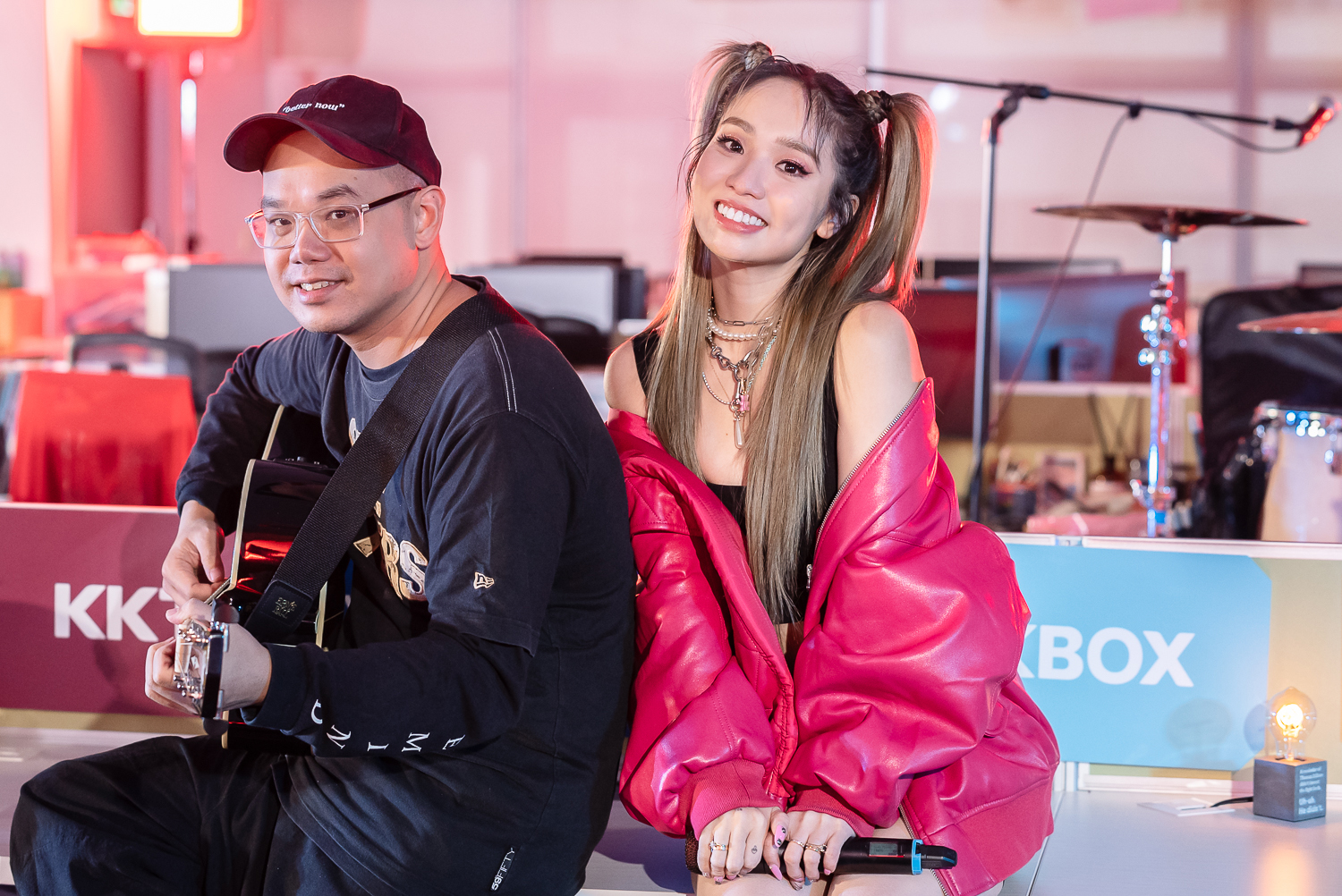 樂壇新星陳芳語(右)隸屬KKFARM投資的廠牌華風數位,她日前和Tower da Funkmasta(左)在KKCompany Goes Live上線記者會演出。 (KKCompany提供)