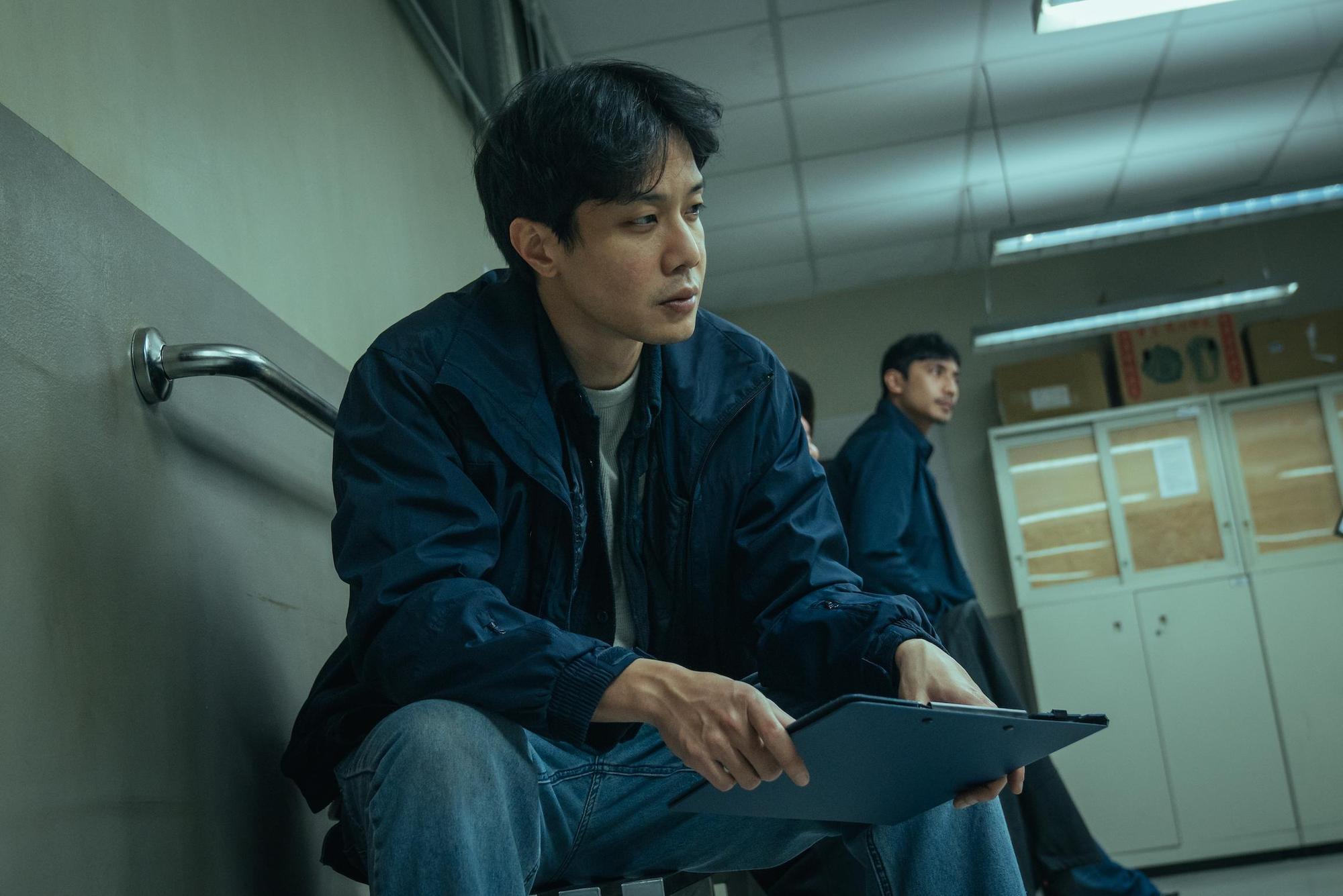 薛仕凌在《我是自願讓他殺了我》陷入情感與正義的掙扎,呈現陰鬱狀態。(七十六号原子提供)