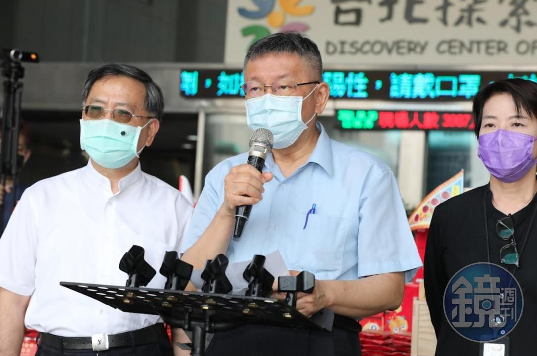 指揮中心宣布將開放百貨、賣場設站施打，台北市長柯文哲則批評「不可以昨天宣布、今天要打，這是整死大家」。（資料照）