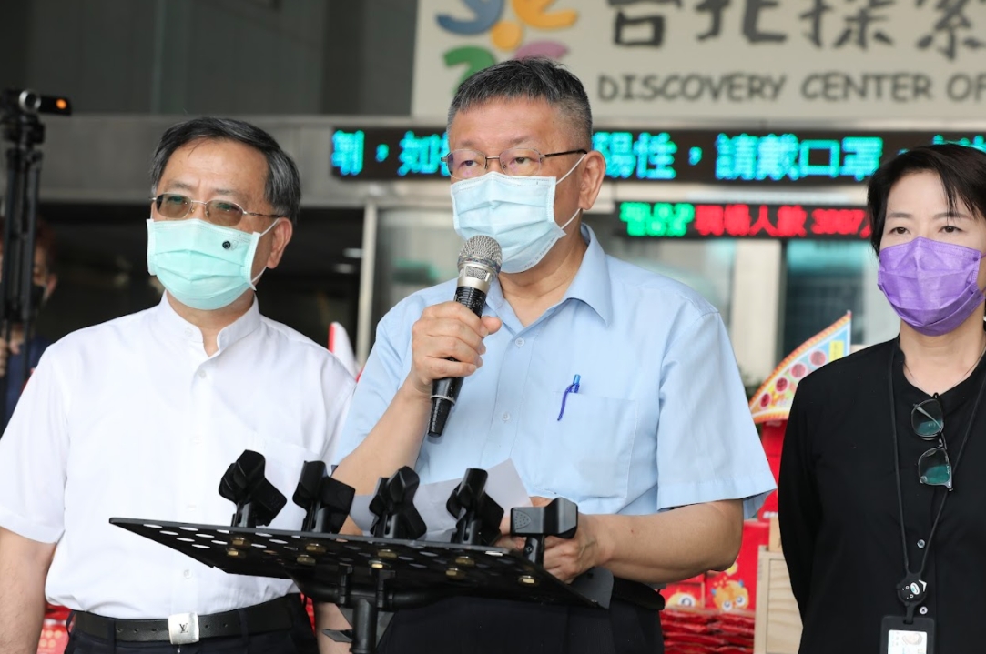 指揮中心宣布將開放百貨、賣場設站施打，台北市長柯文哲則批評「不可以昨天宣布、今天要打，這是整死大家」。（資料照）