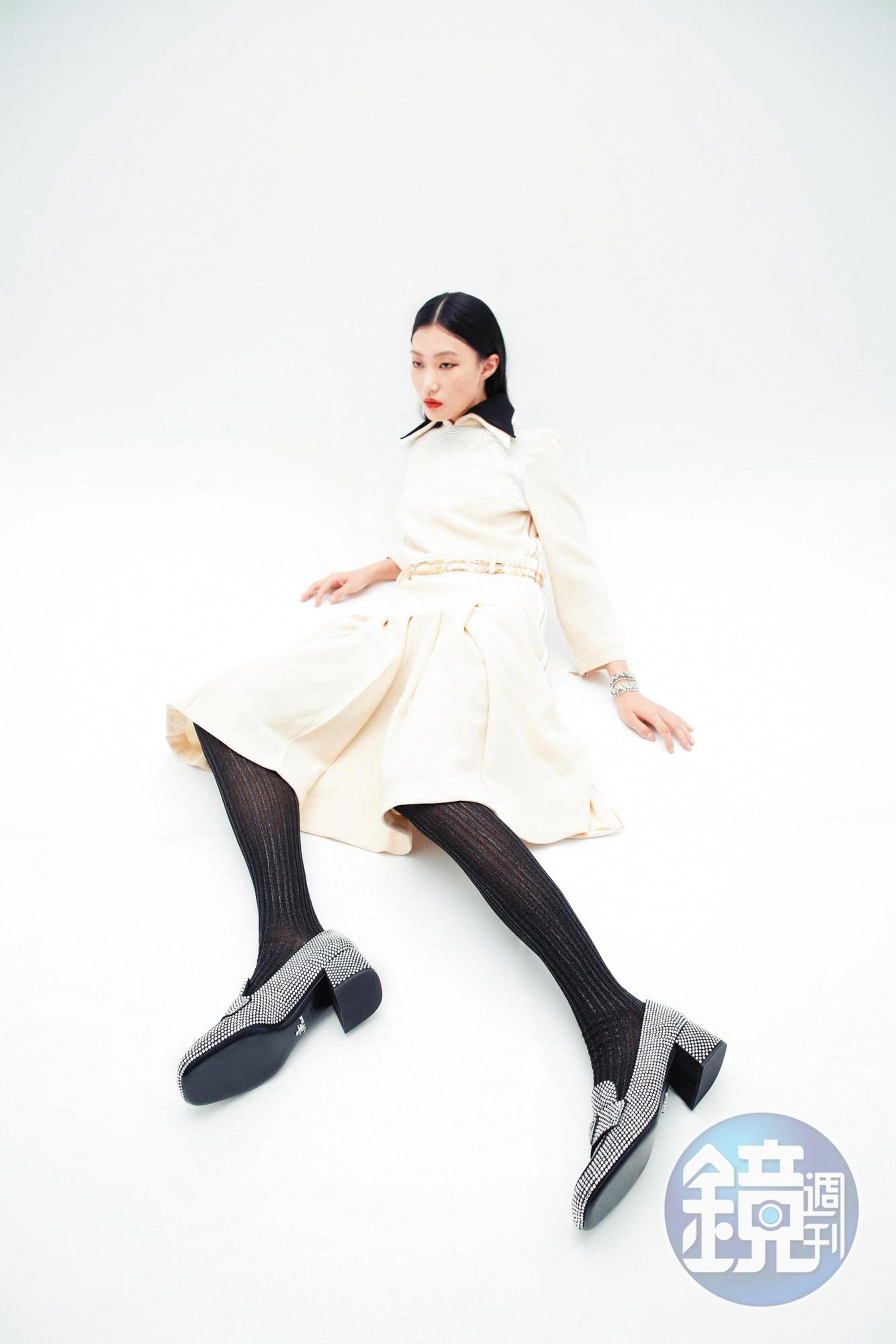 水晶綴飾莫卡辛跟鞋NT$53,000 by PRADA／奶白色水晶刺繡襯衫裙NT$172,300 by GUCCI／金銀絲襪褲NT$27,000 by PRADA／項鍊作為手鍊  價格店洽 by SAINT LAURENT