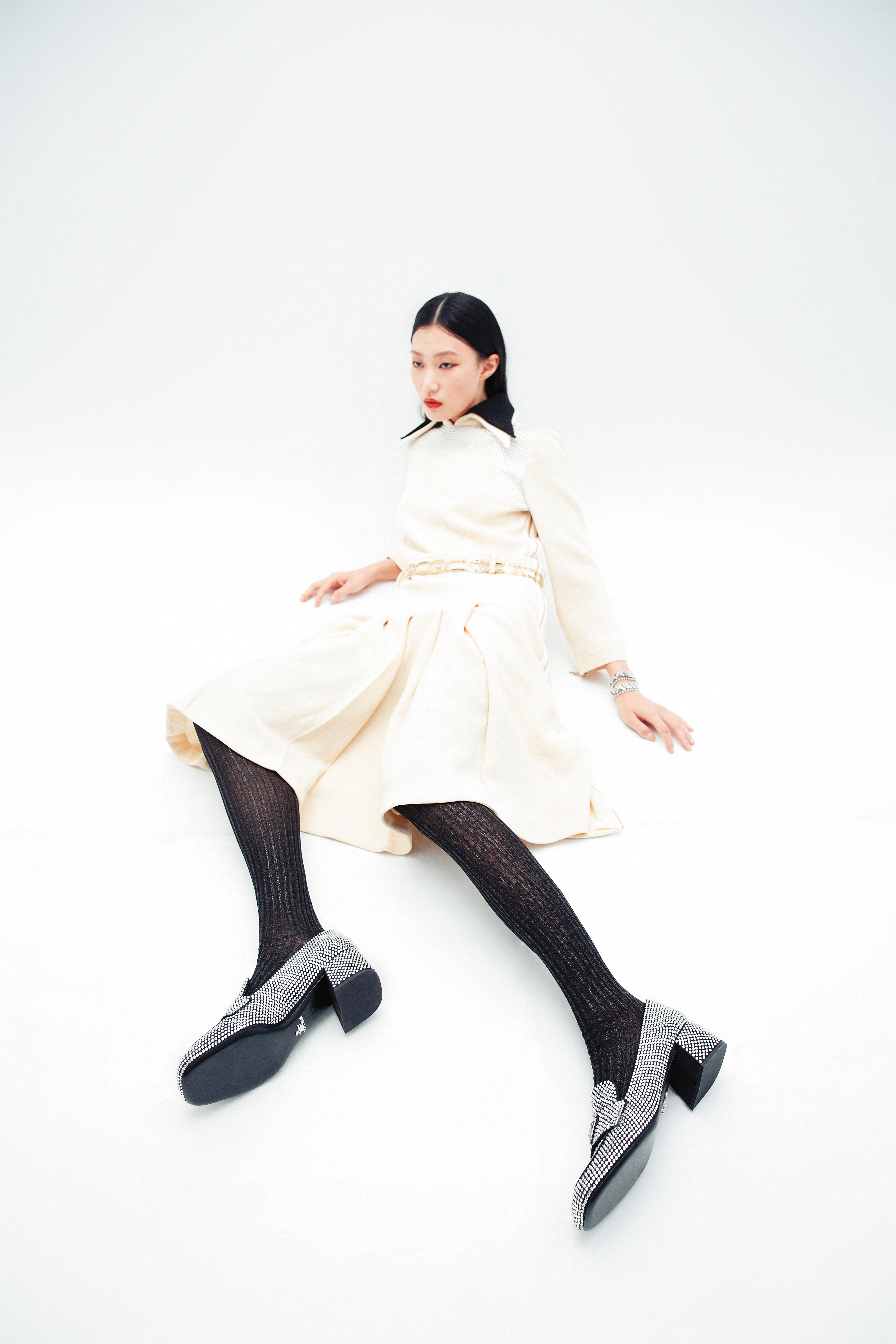 水晶綴飾莫卡辛跟鞋NT$53,000 by PRADA/奶白色水晶刺繡襯衫裙NT$172,300 by GUCCI/金銀絲襪褲NT$27,000 by PRADA/項鍊作為手鍊 價格店洽 by SAINT LAURENT