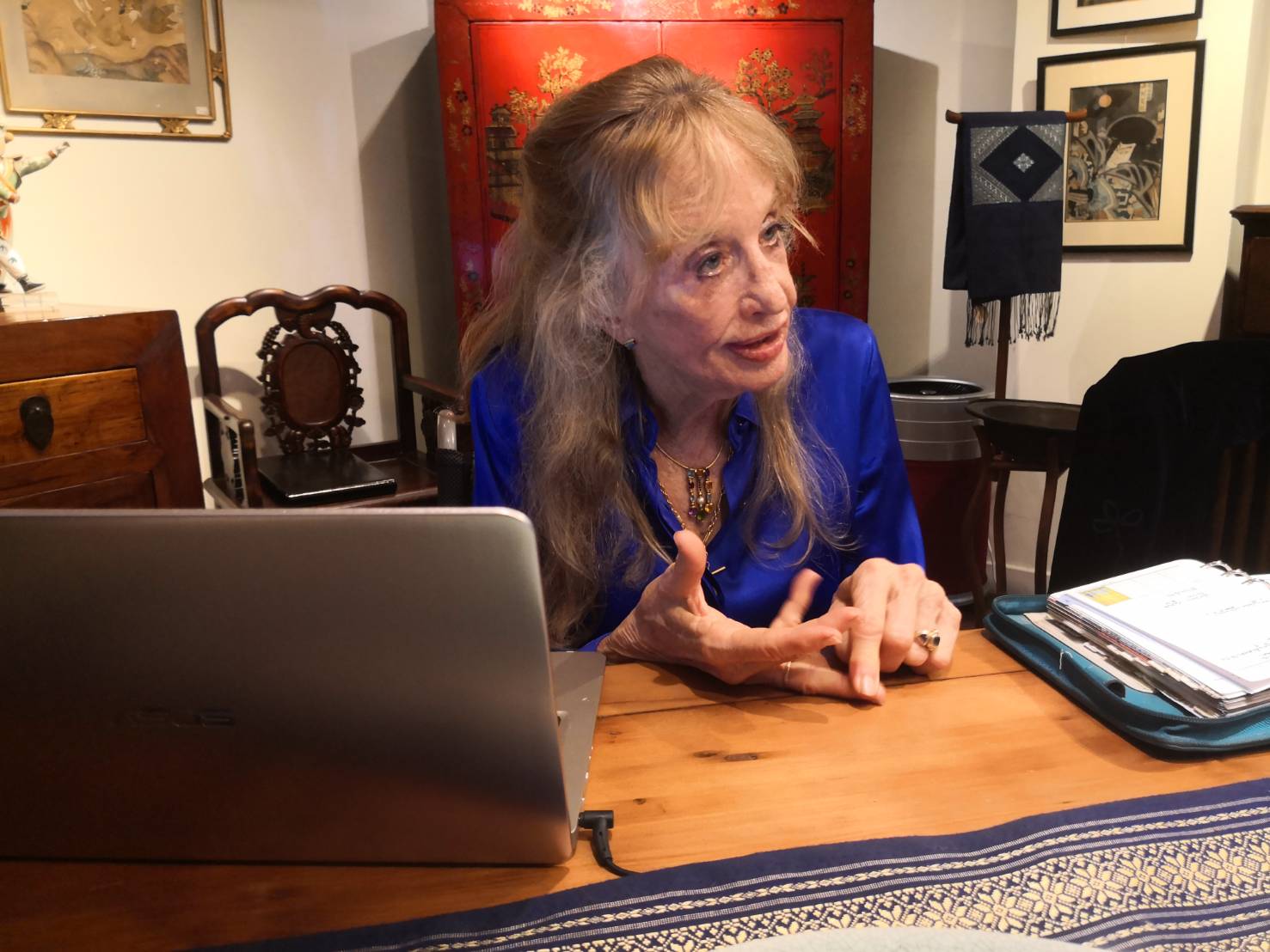 70多歲的安飛菲，是擁有法國貴族血統的美籍古董收藏家，留台近半世紀致力於照顧流浪動物。（讀者提供）