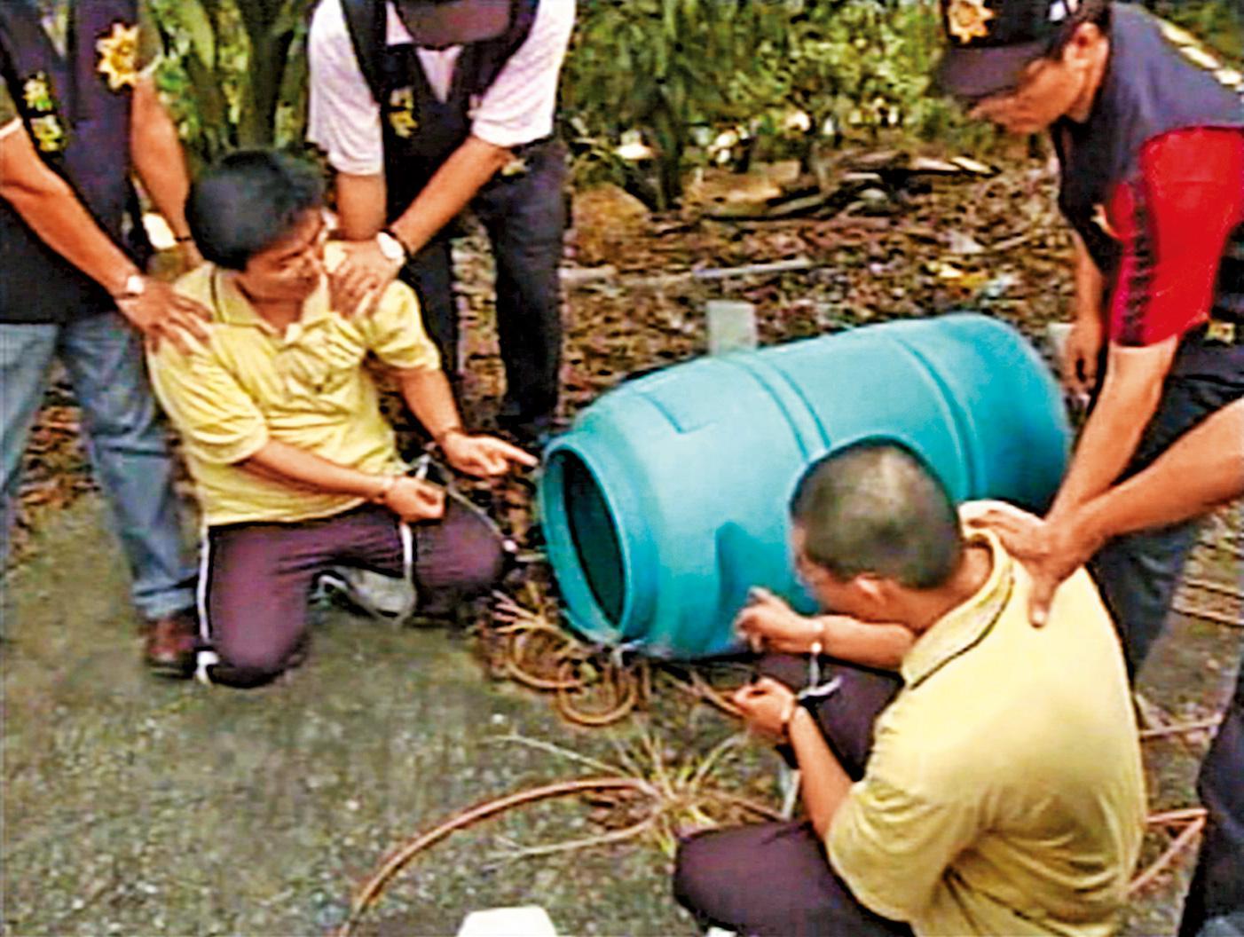 共犯陳俊傑(左)江武哲(右)坦承犯案,被警方帶回現場模擬。(東森新聞提供)