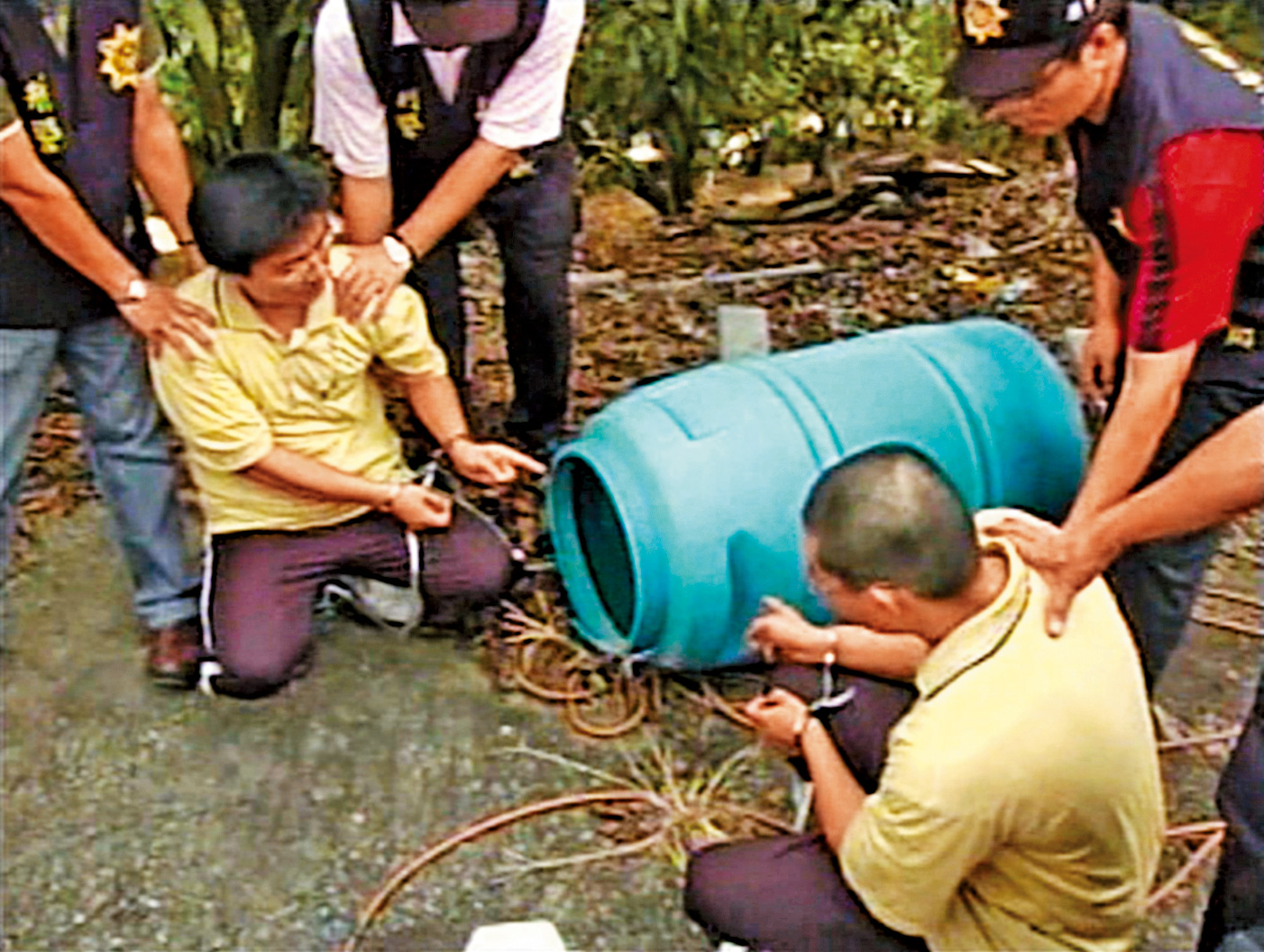 共犯陳俊傑(左)江武哲(右)坦承犯案,被警方帶回現場模擬。(東森新聞提供)