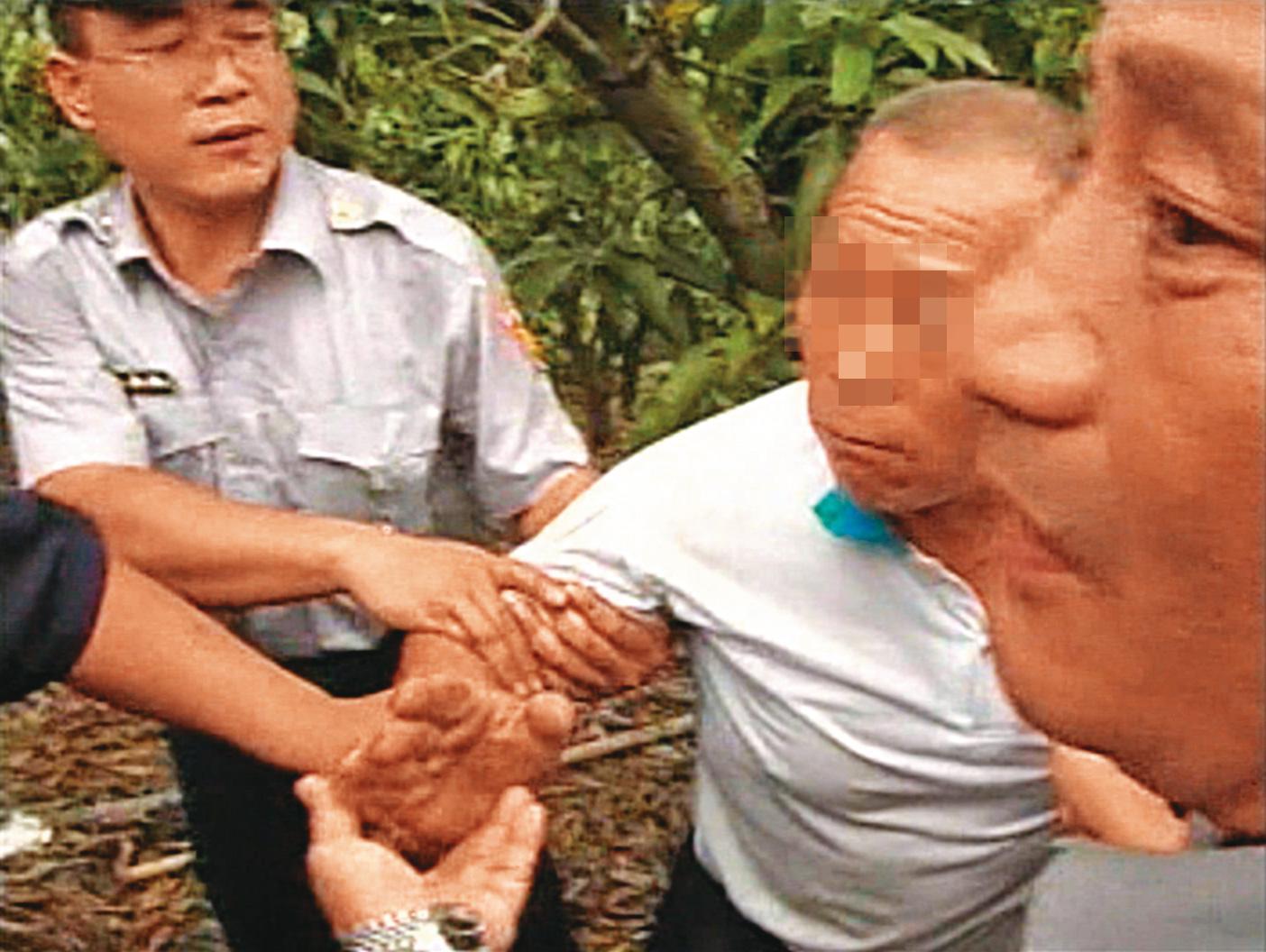 柯婦家屬悲憤交加,欲上前追打凶手,被警方攔阻。(東森新聞提供)