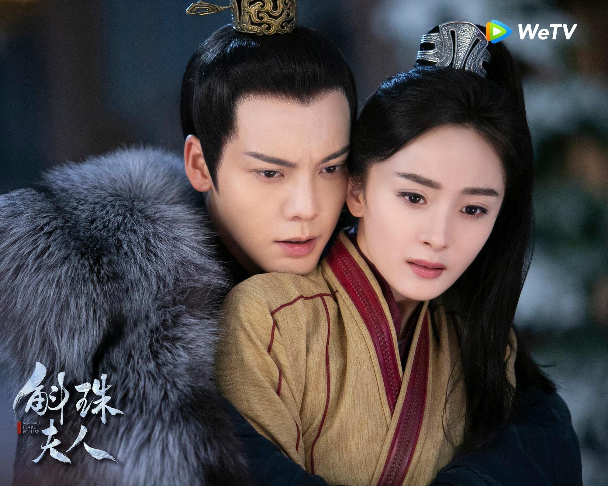 《斛珠夫人》裡陳偉霆(左)和楊冪(右)大談虐戀。(WeTV提供)