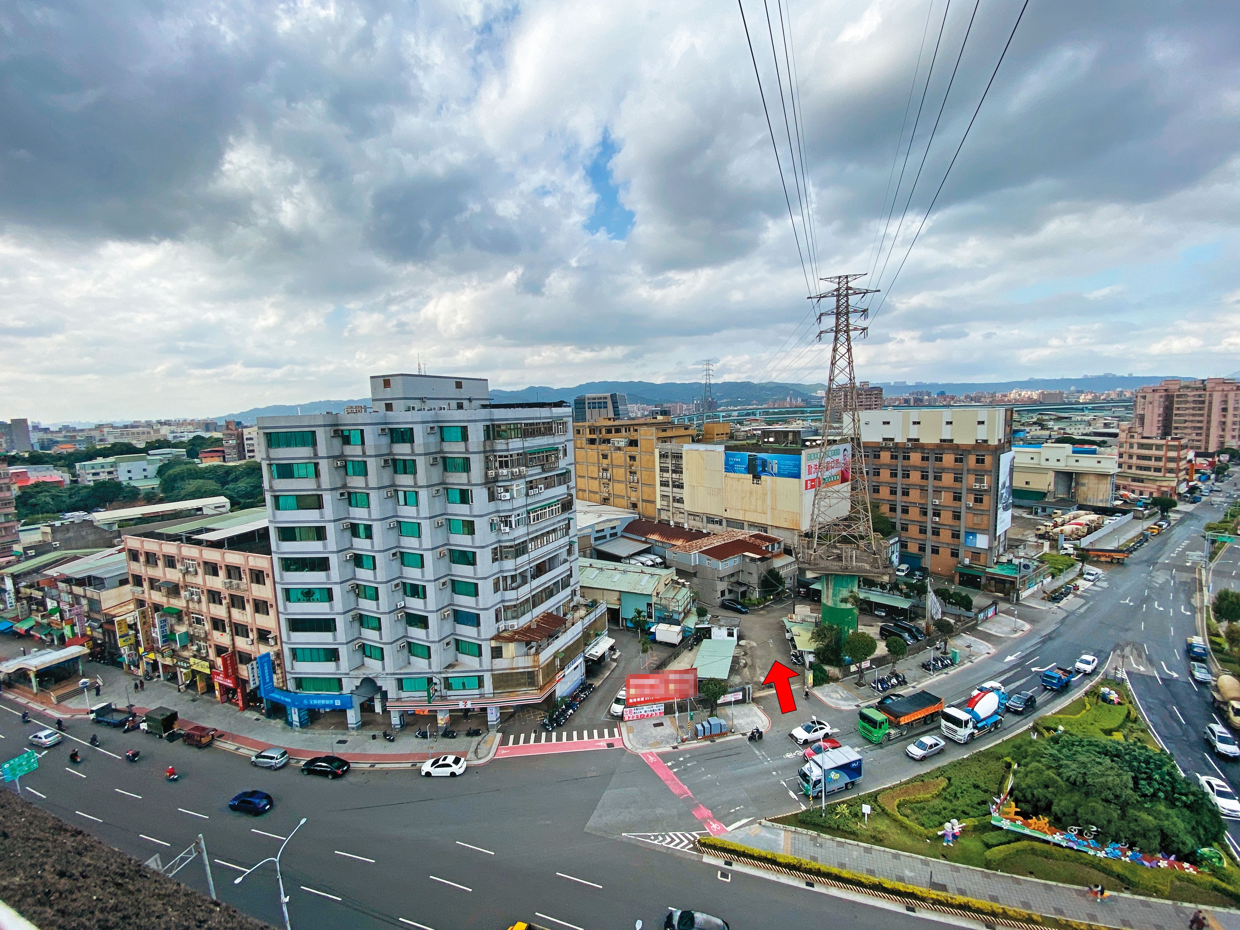 黃姓地主上千坪菁華地（箭頭處）遭吞，檢調懷疑其中還涉及詐貸，正深入調查中。