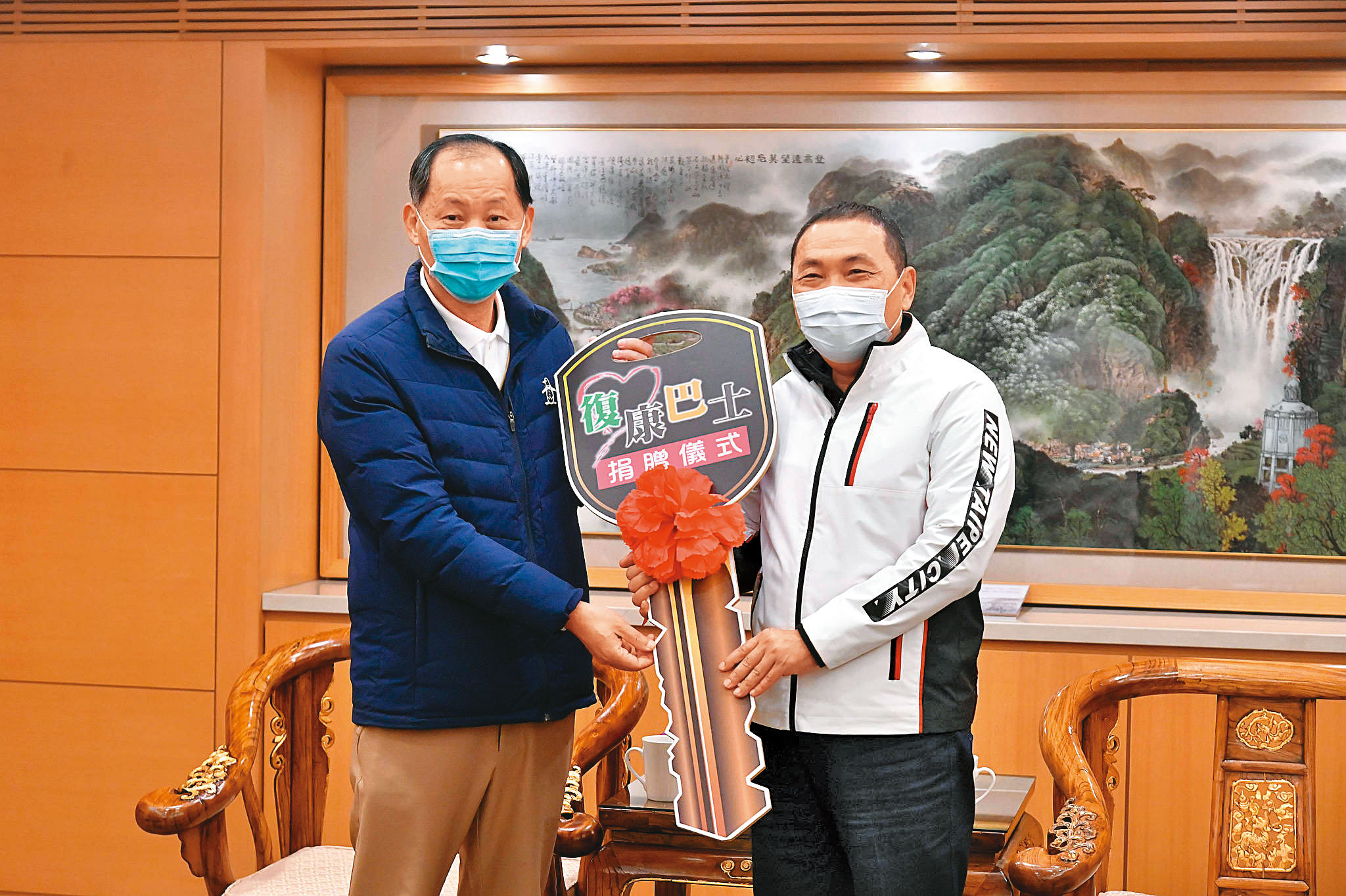 新北市警察之友會理事長郭進源（左）今年1月間捐贈復康巴士，由新北市長侯友宜（右）代表受贈。（新北市政府提供）