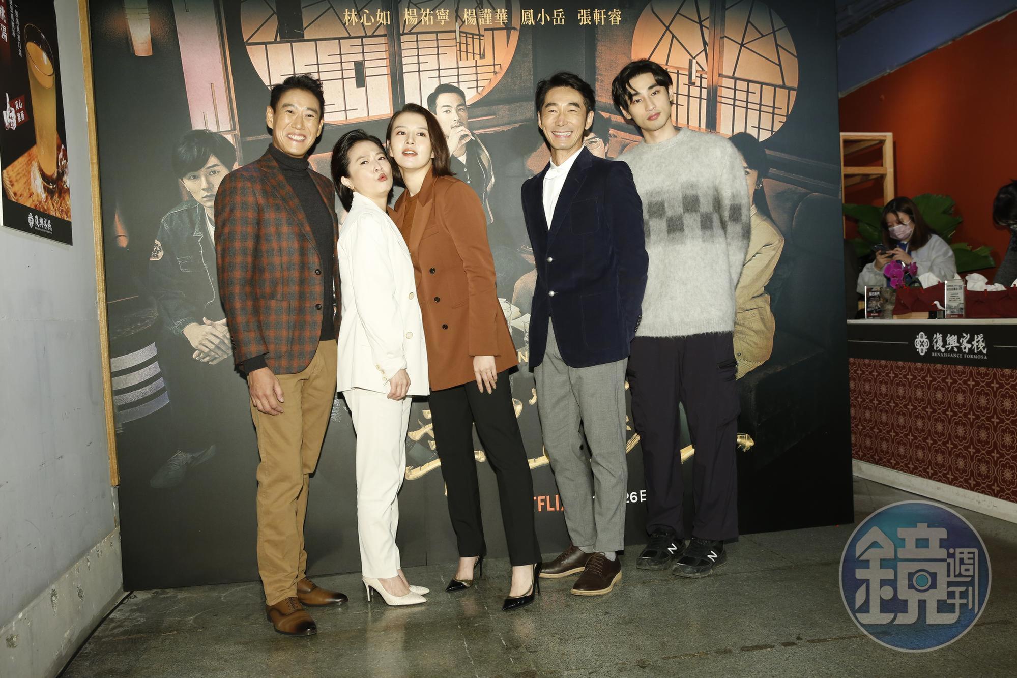 (左起)加賀美智久、謝瓊煖、劉品言、李李仁、章廣辰出席媒體茶敘。