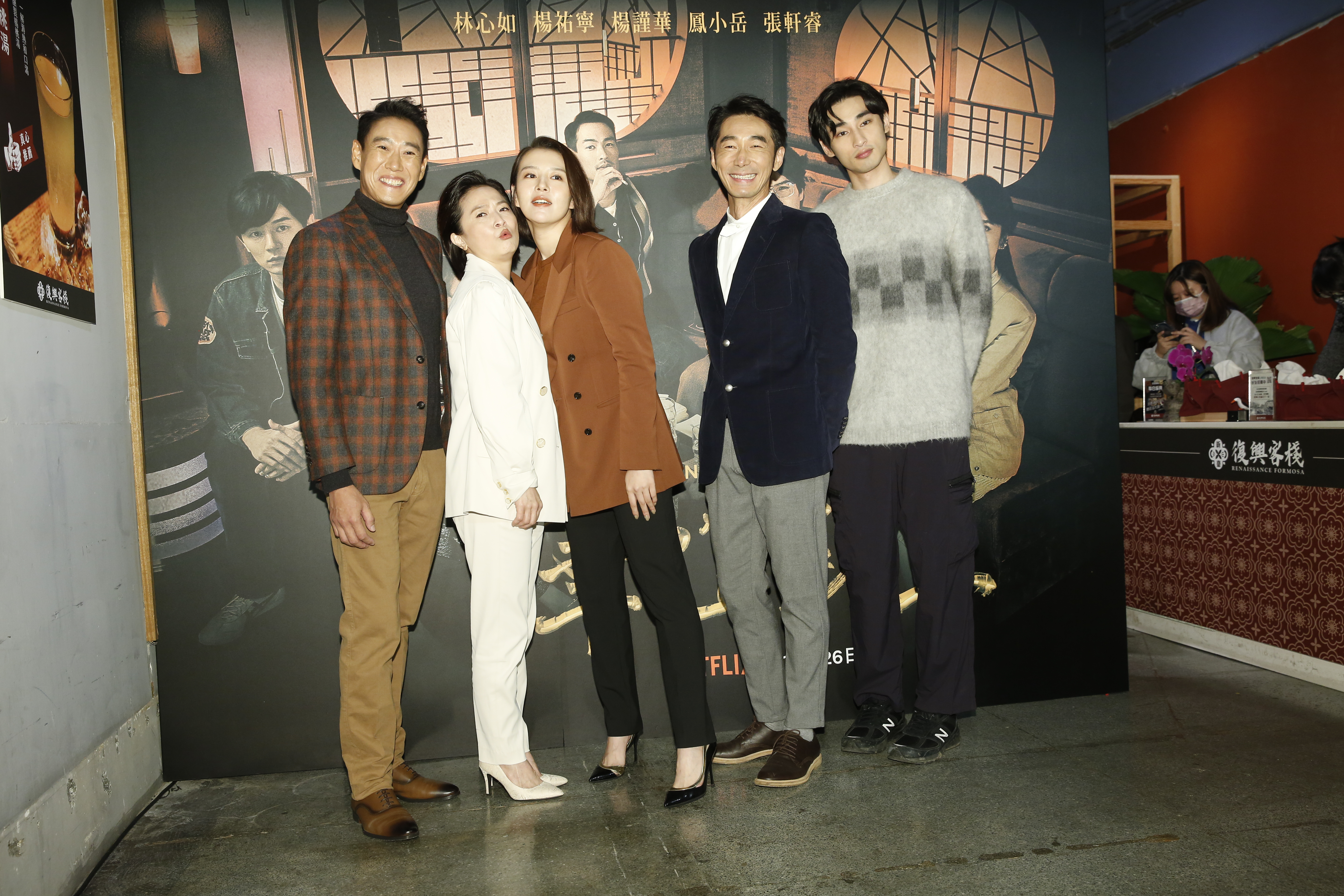 （左起）加賀美智久、謝瓊煖、劉品言、李李仁、章廣辰出席媒體茶敘。