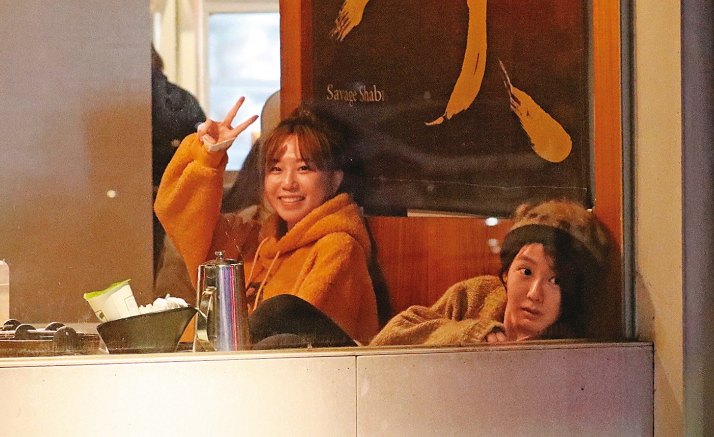 鄭茵聲（左）看見發現狗仔後開心打招呼；郭書瑤（右）也以慵懶姿態看向窗外。