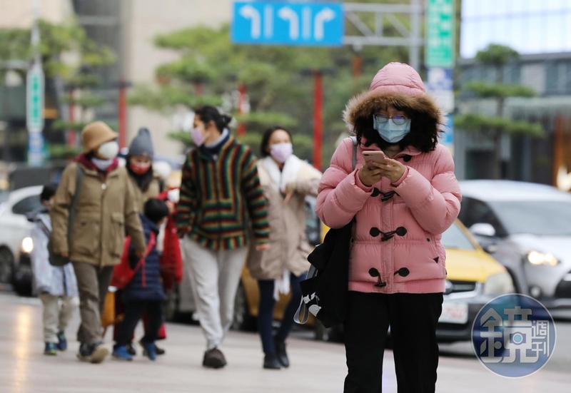 低溫來襲，民眾出門記得多加保暖衣物。（本刊資料照）