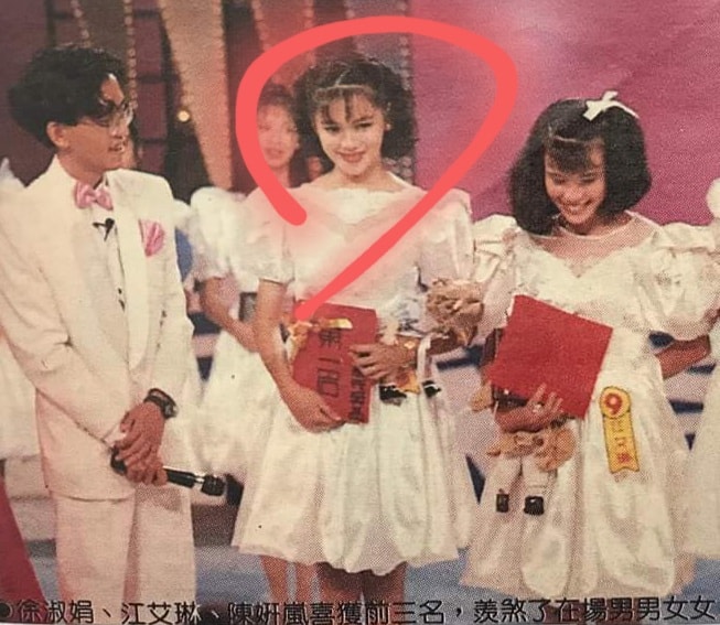 徐若瑄（右）14歲時參加《TV新秀爭霸站》，左邊不是阿翔，是佼哥。（翻攝自黃子佼臉書）