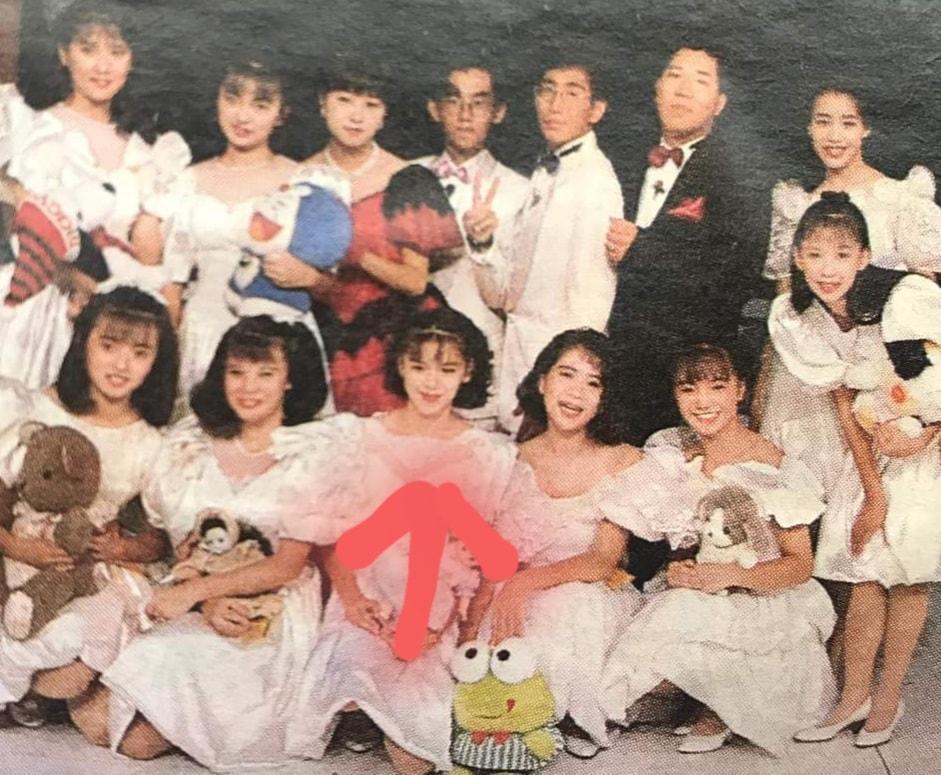 徐若瑄(前排左3)在《TV新秀爭霸站》勇奪第一,名媛陳妍嵐(後排右1)入前三。(翻攝自黃子佼臉書)