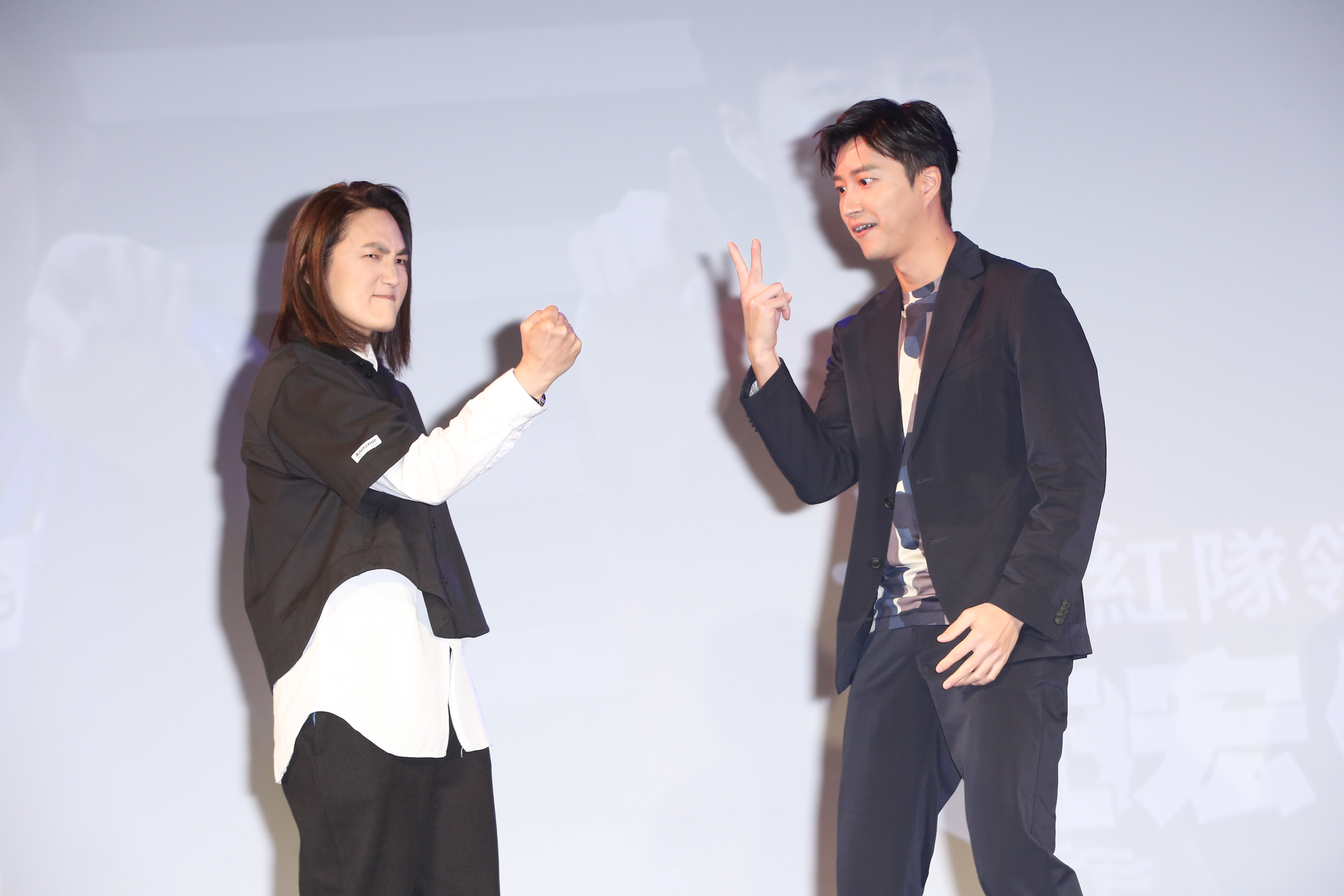 擔任紅、藍兩隊隊長的江宏傑（右）、錢薇娟（左），現身《全明星運動會》第三季首播記者會。