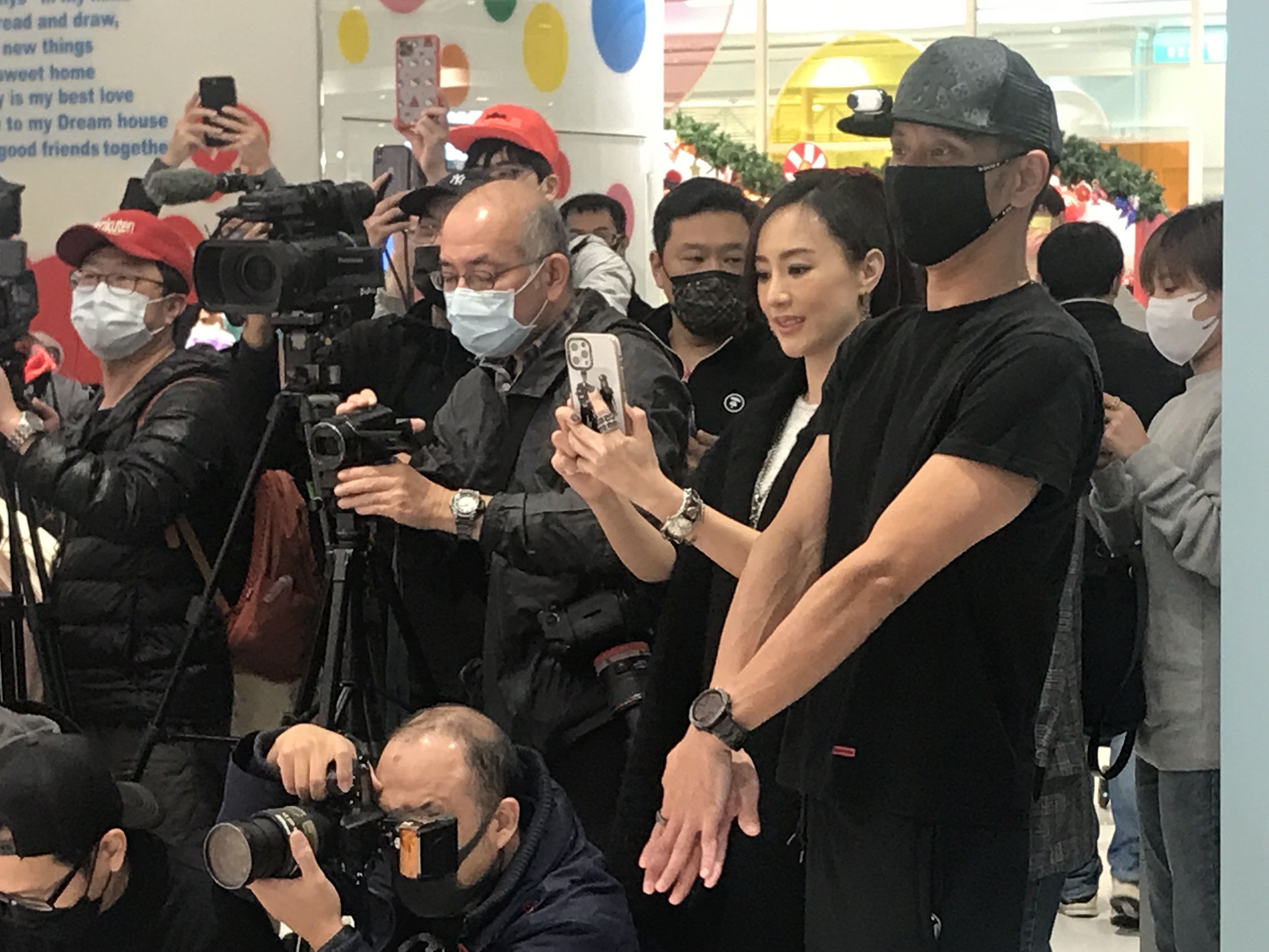 女兒C.C.接下代言活動，關穎與老公朱志威隱身人群，全程紀錄。