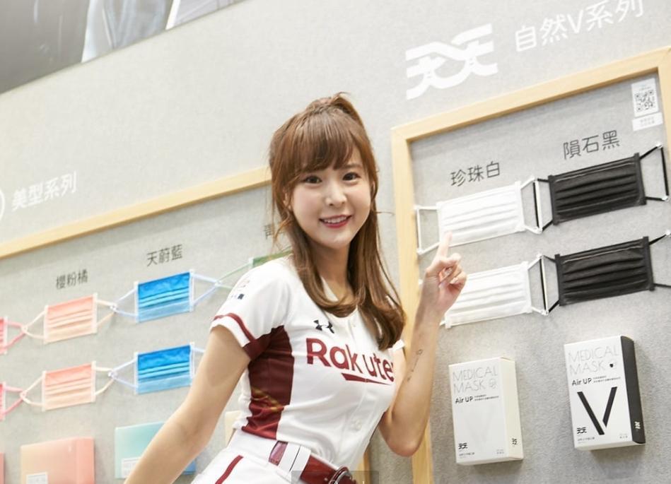 樂天女孩「孟潔」今出席2021台灣醫療科技展,擔任口罩品牌一日店長。(台灣康匠提供)