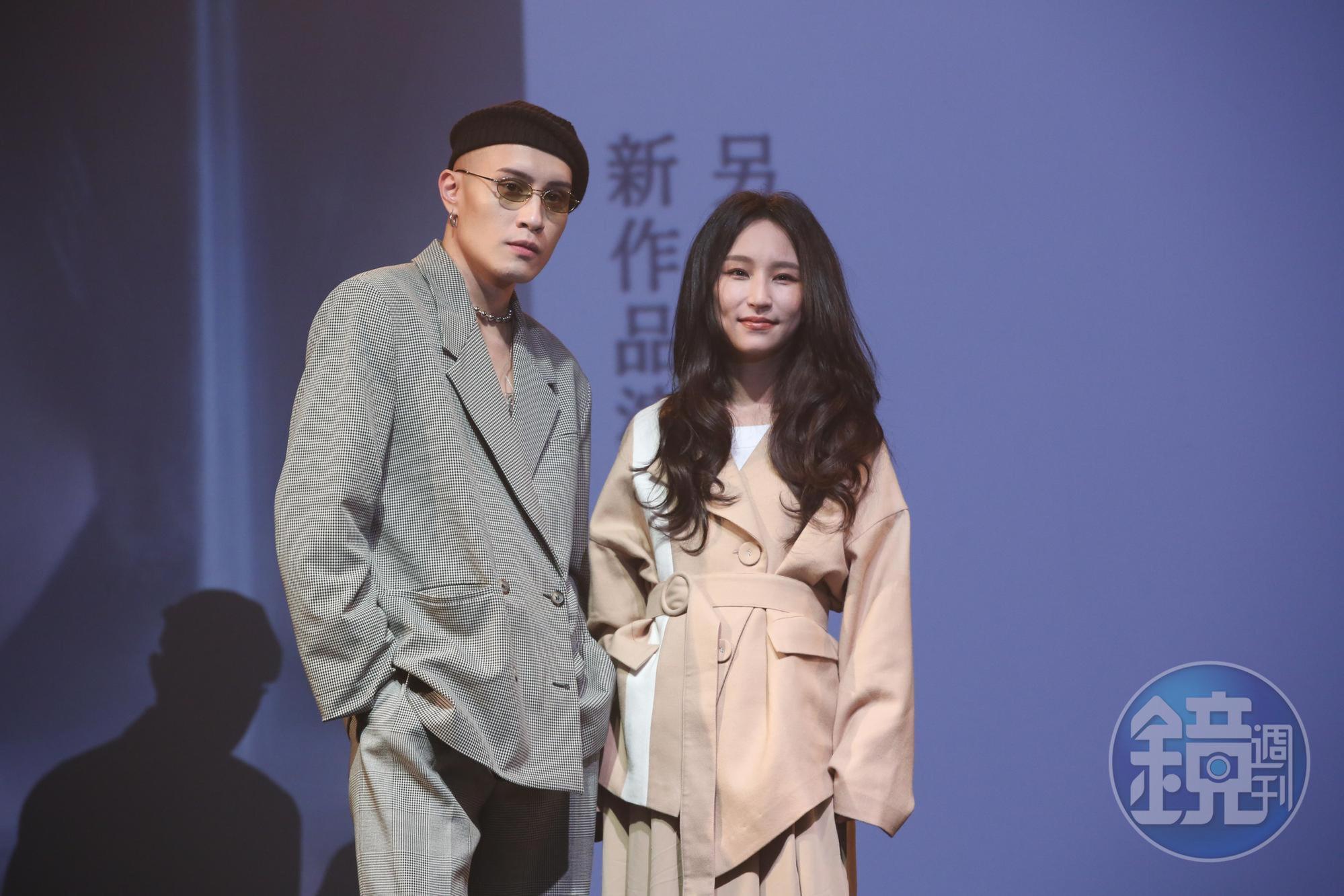 法蘭(右)與黃宣(左)合作,為晚上的個人演唱會做準備。