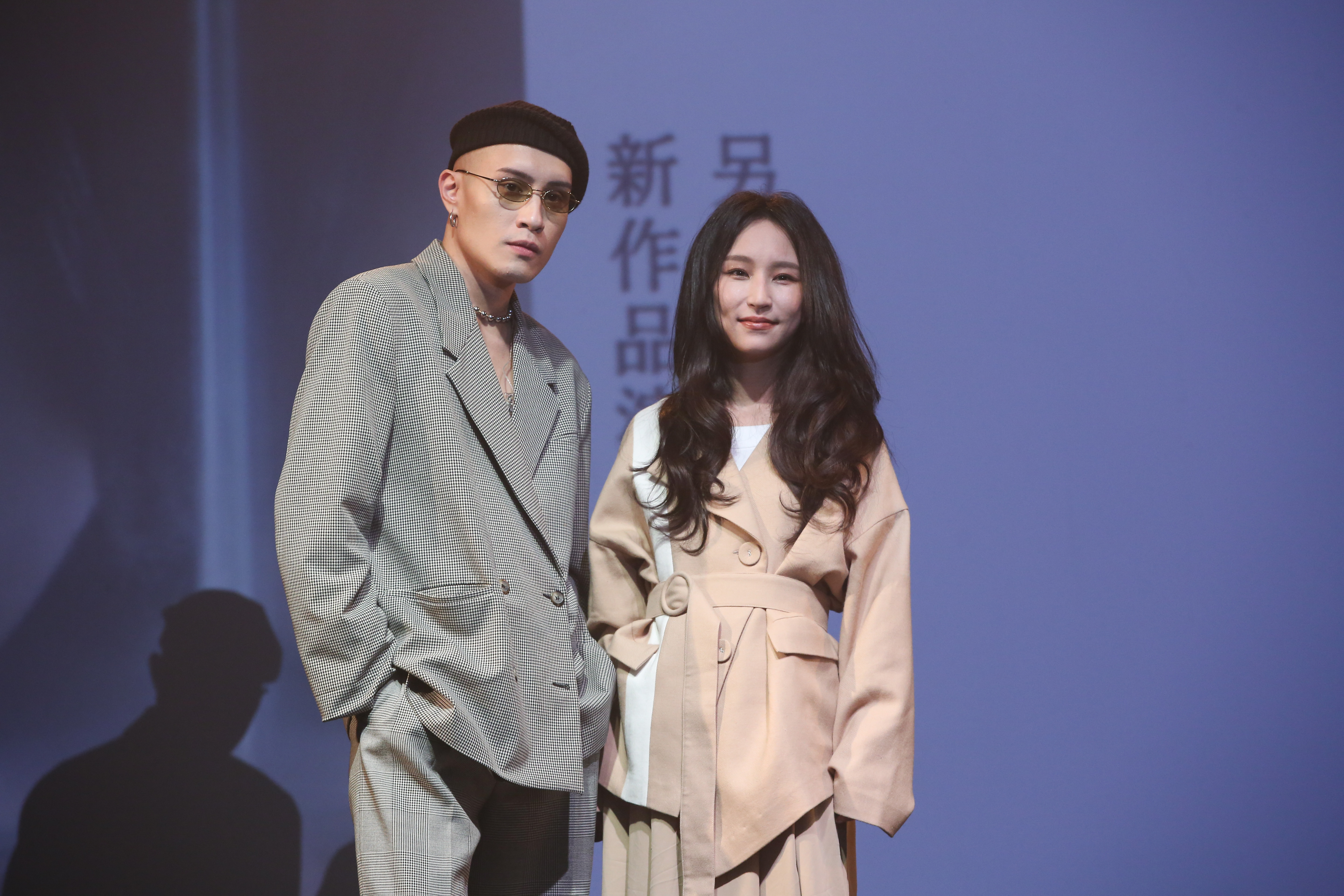 法蘭（右）與黃宣（左）合作，為晚上的個人演唱會做準備。