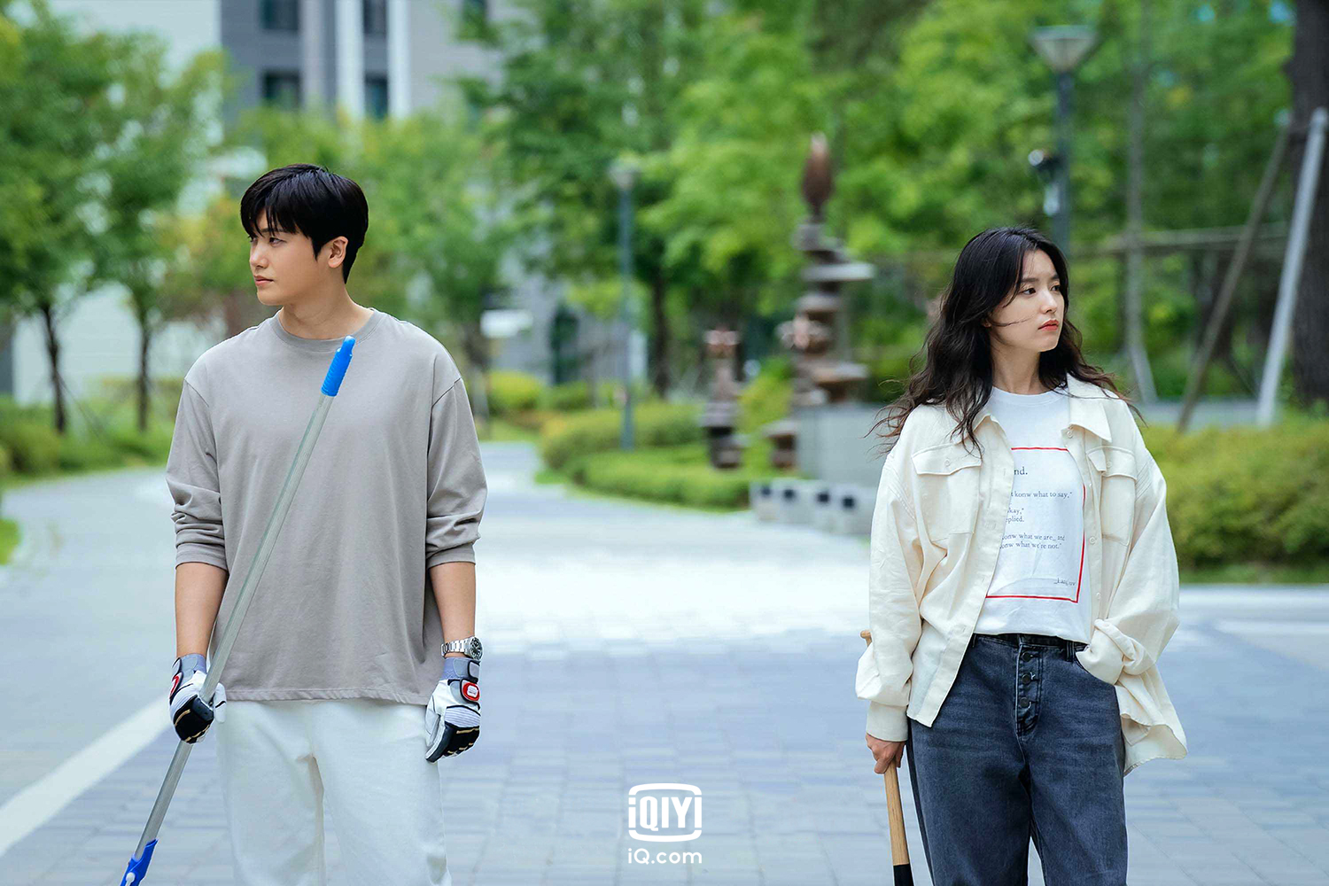 朴炯植與韓孝周在《Happiness毒樓》是新婚夫妻，聯手對抗狂人症病毒。（愛奇藝國際站提供）