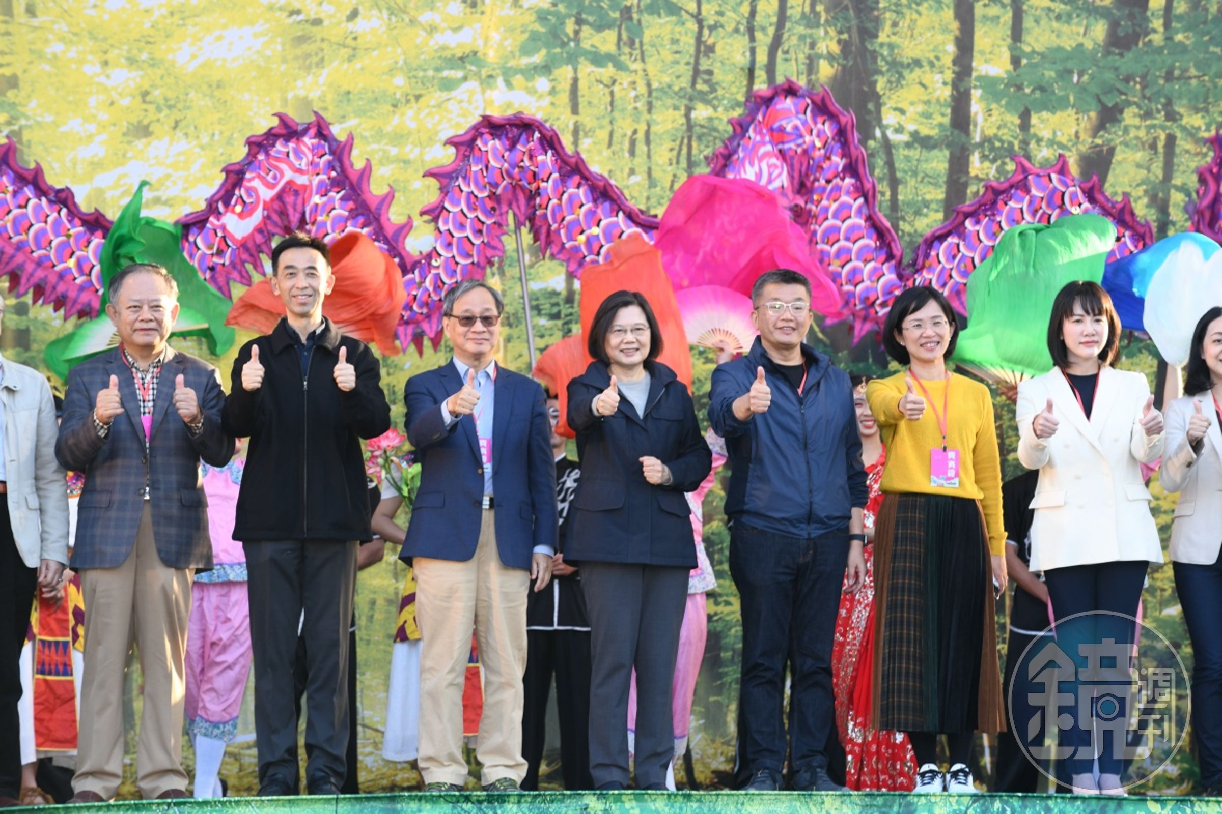 總統蔡英文今出席「2021台灣永續行動週」開幕式，留下大合照。（紙風車劇團提供）