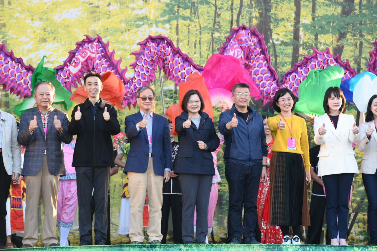 總統蔡英文今出席「2021台灣永續行動週」開幕式，留下大合照。（紙風車劇團提供）