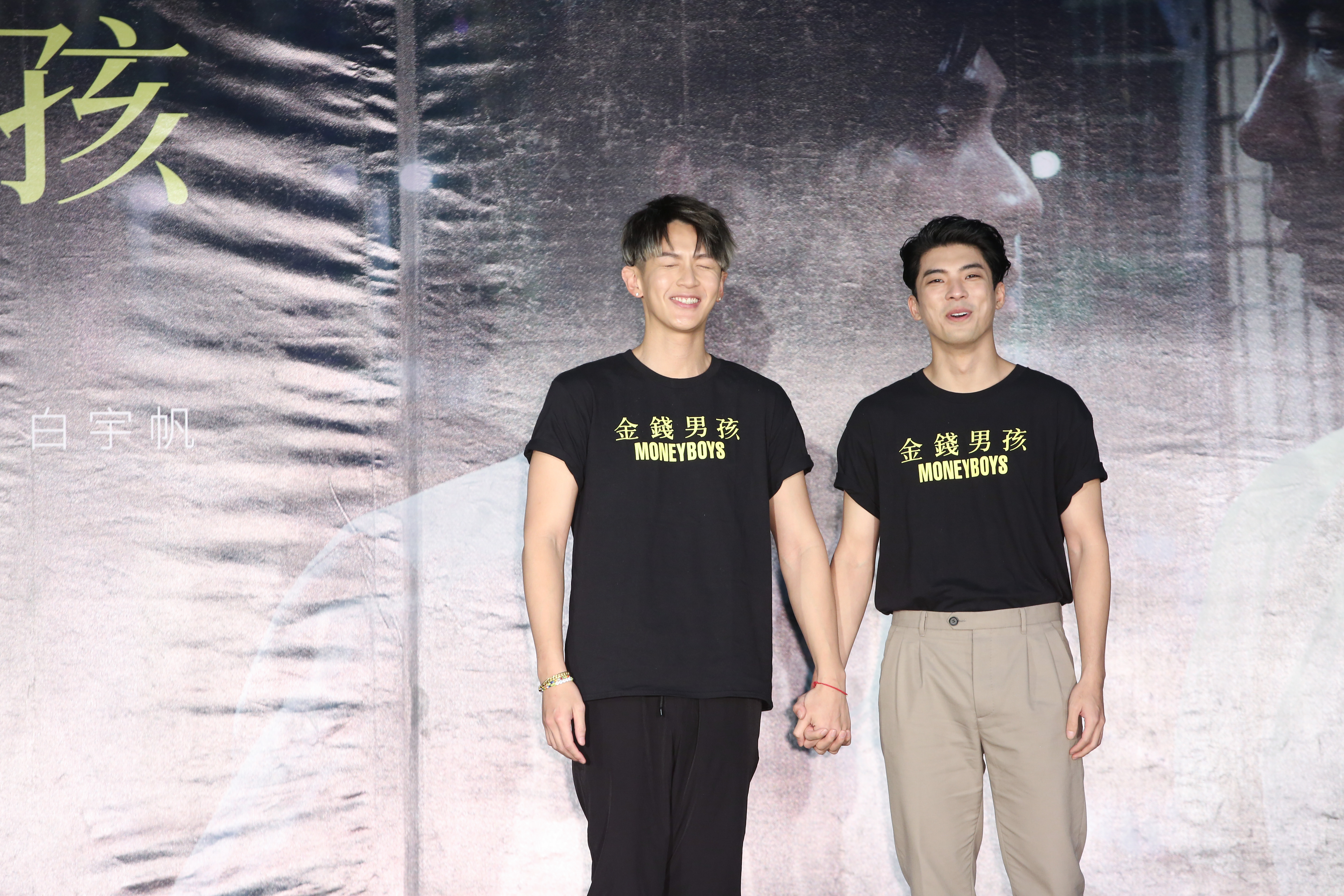 林哲熹(右)與柯震東(左)在上映中的《金錢男孩》,上演虐心的同志情欲戲碼。