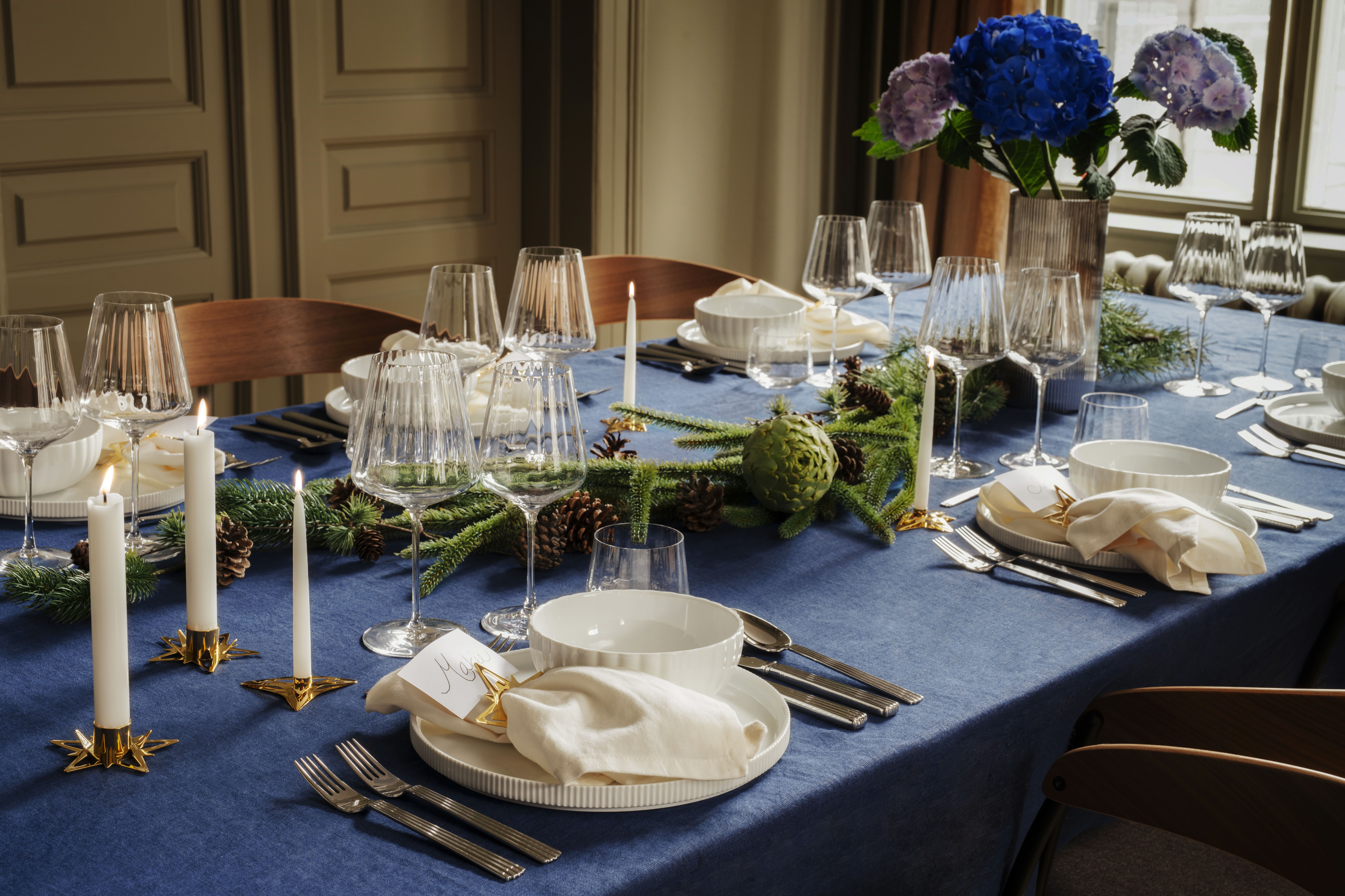 GEORG JENSEN SKY系列的餐具，以不對稱的造型活潑了餐桌擺設。（GEORG JENSEN提供）