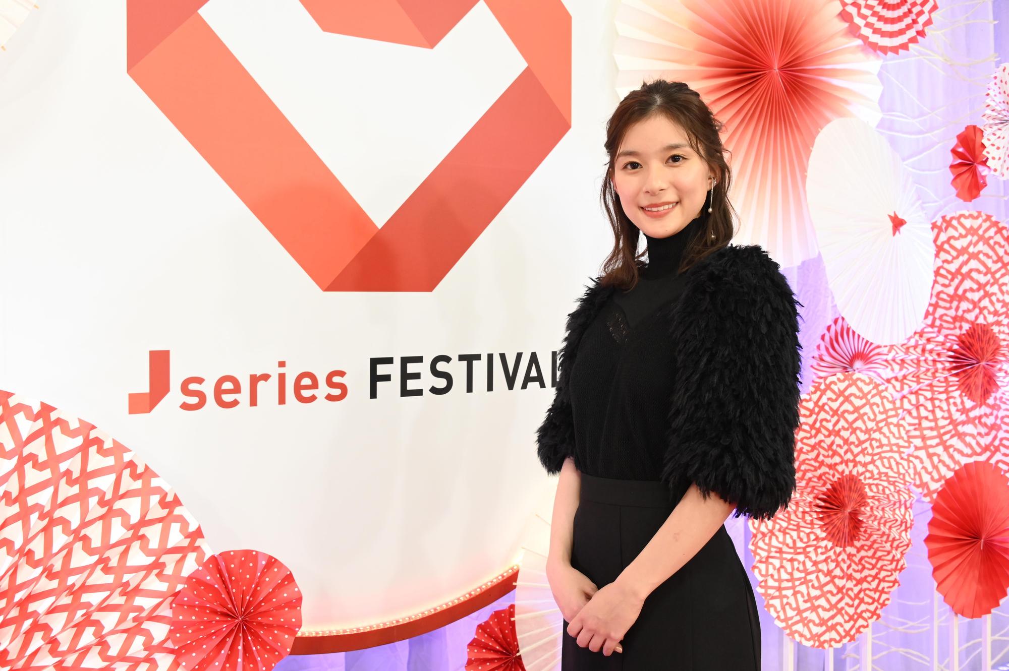 日星芳根京子透過「J series FESTIVAL日劇嘉年華」活動與台灣粉絲連線互動,自爆與西島秀俊在拍攝空檔常一起分享零食。(黑劍製作公司提供)