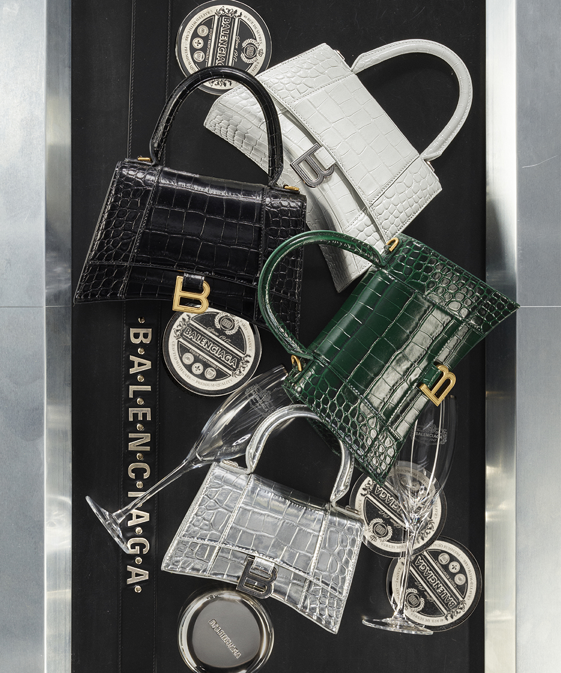 藉由本次耶誕節的禮品企劃，Balenciaga也宣布推出屬於Balenciaga Objects系列中一套浮雕不銹鋼杯墊。（Balenciaga提供）
