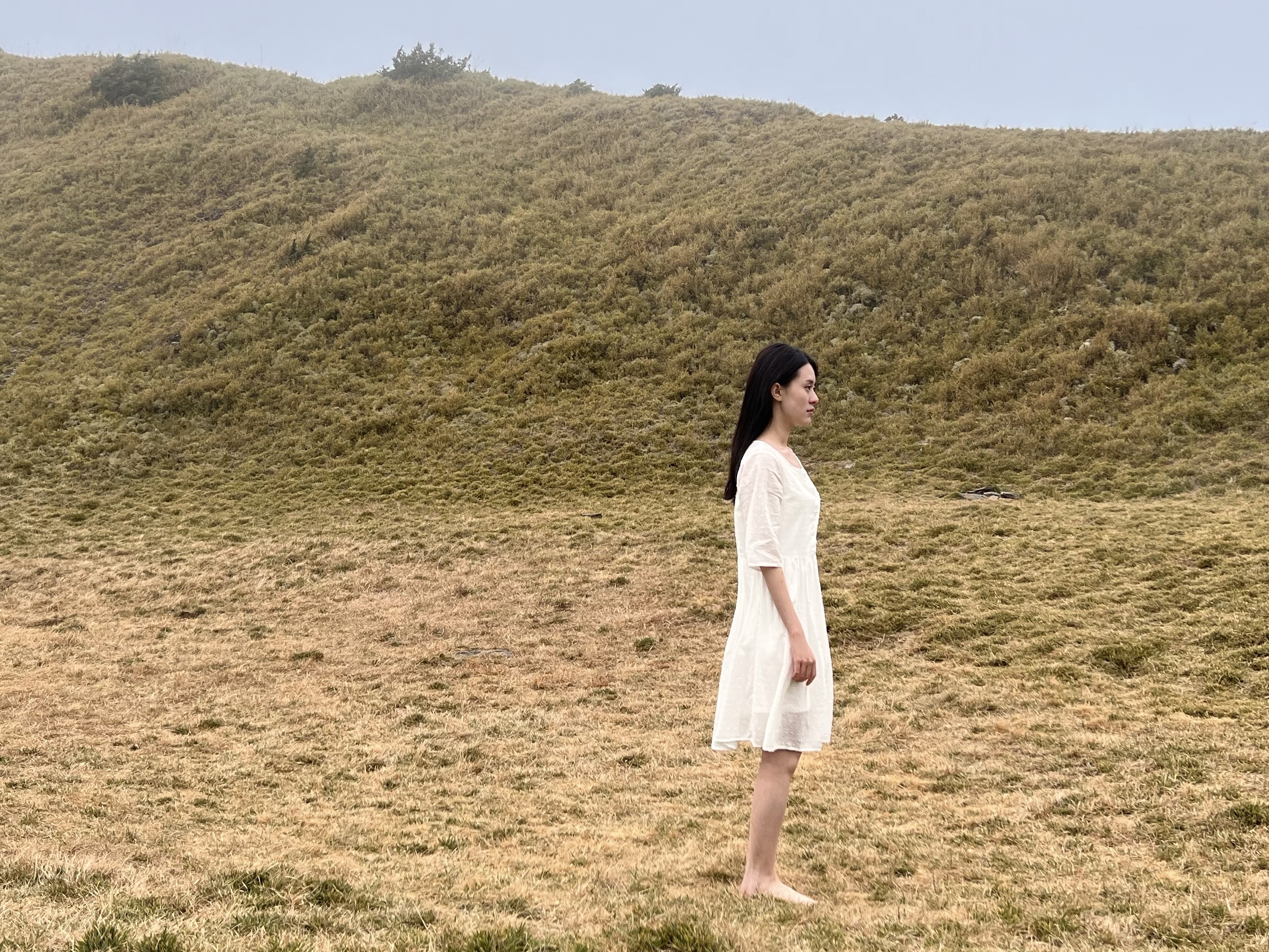 為了配合劇情要求，邱偲琹在山上的低溫中穿著單薄洋裝赤足跳舞，只能靠貼身暖暖包取暖。（周子娛樂提供）