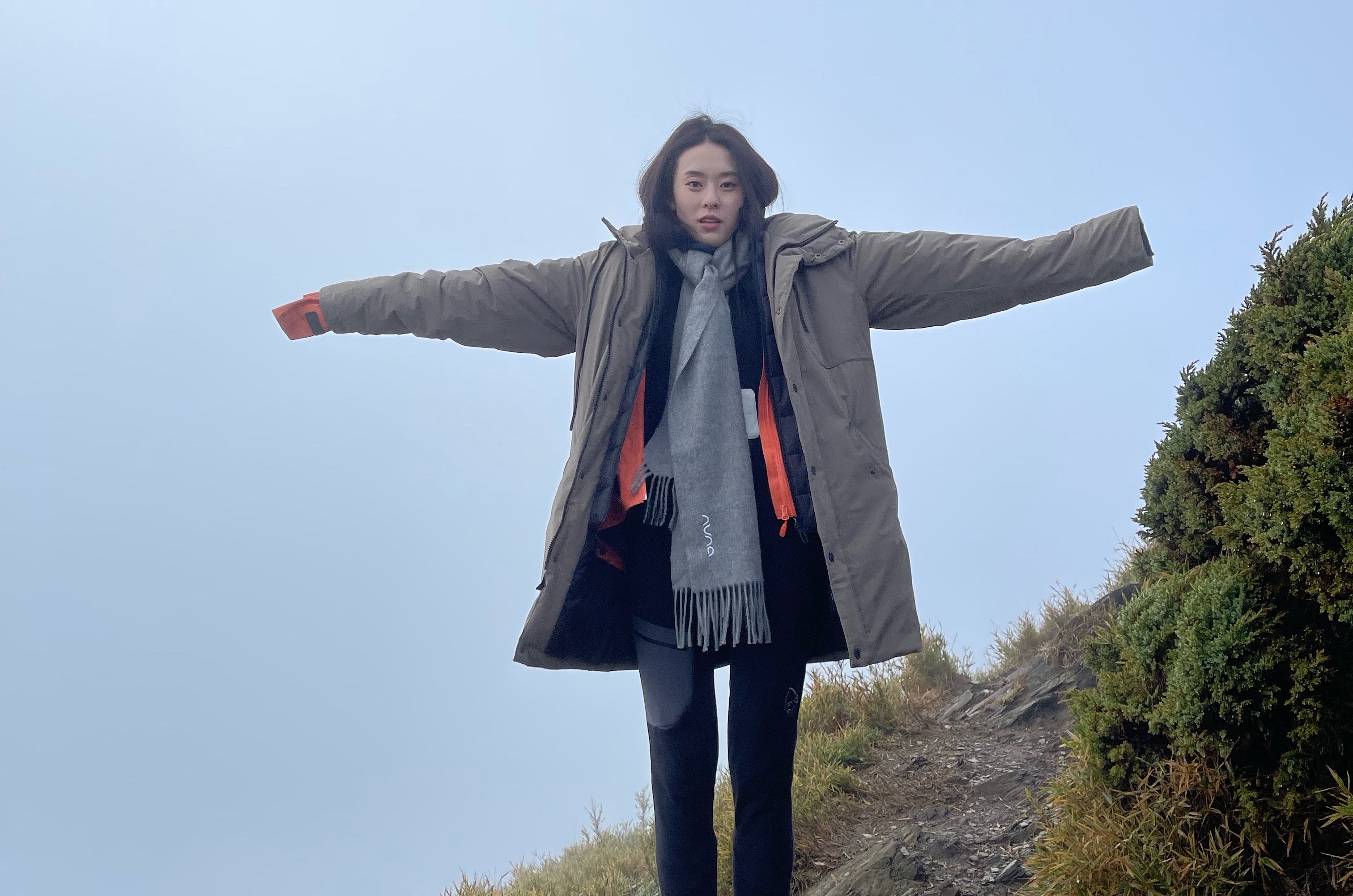 邱偲琹為拍新戲登上合歡山，首度體驗山上零度低溫。（周子娛樂提供）