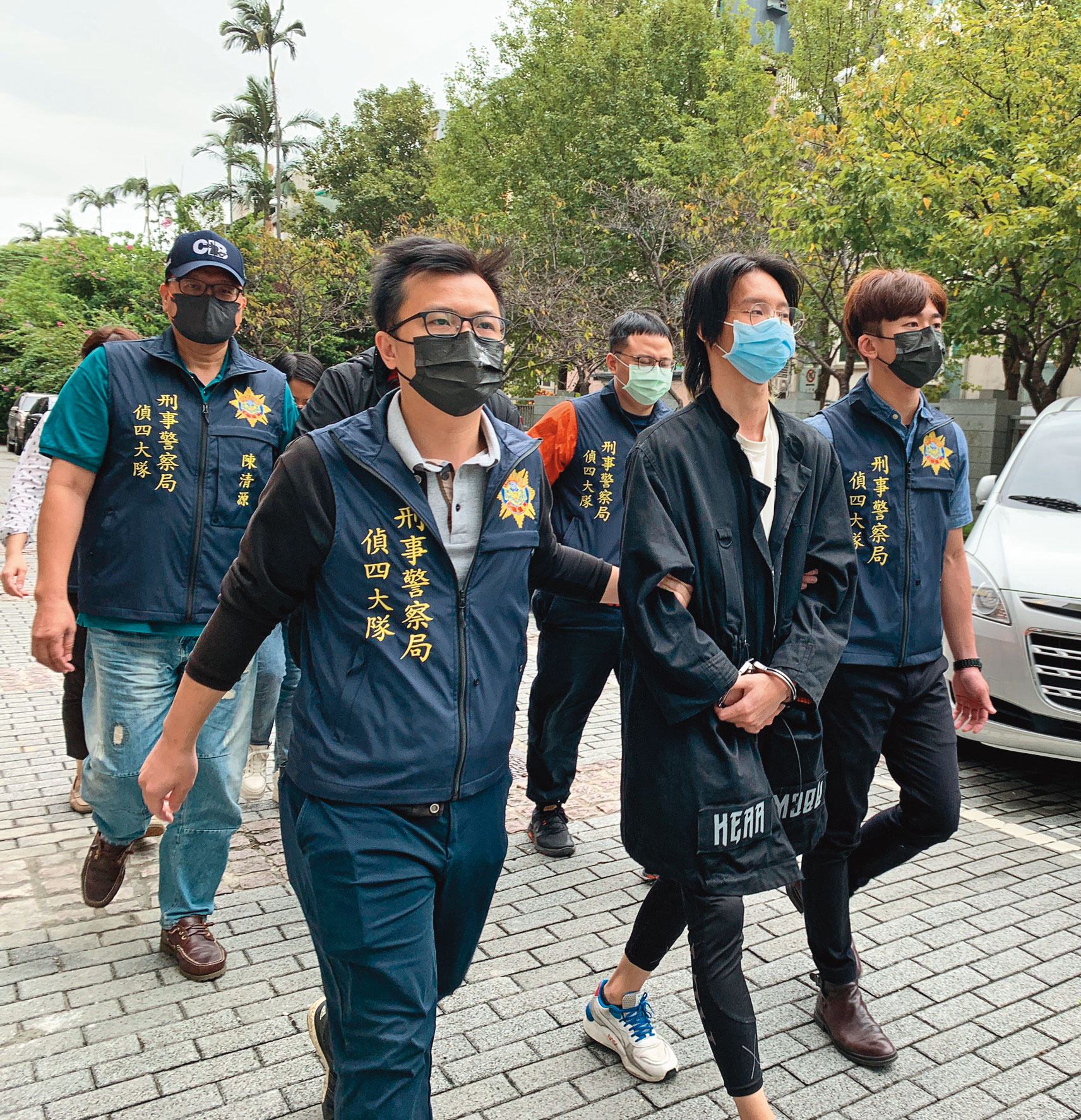 YouTuber小玉（右2）行事風格向來引發爭議。據警方透露，小玉深知在做「不道德的事」、遲早會被捕。（警方提供）