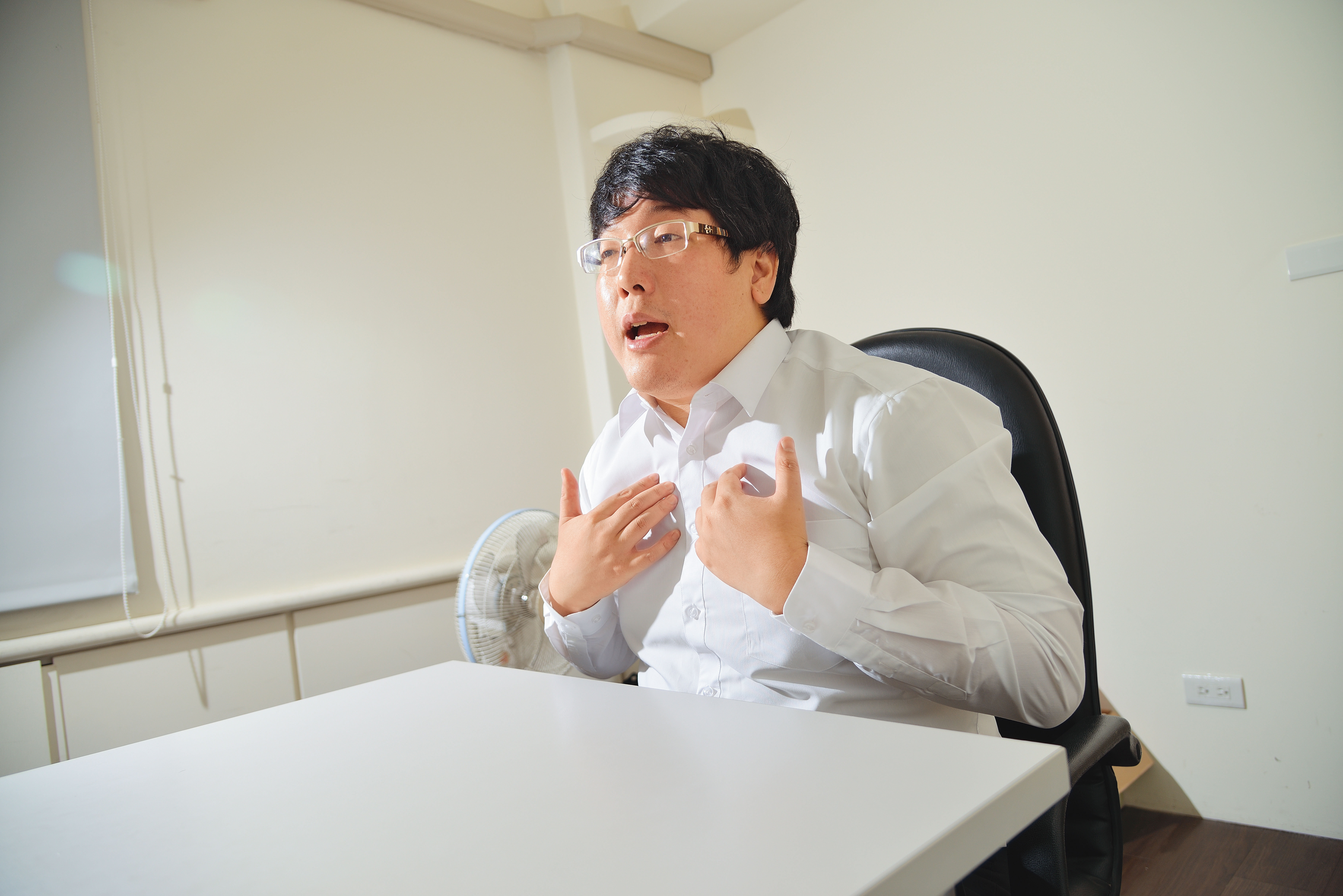 律師陳明清強調，不少數位性暴力受害人因訴訟過程經歷2次傷害而退出。（李智為攝）