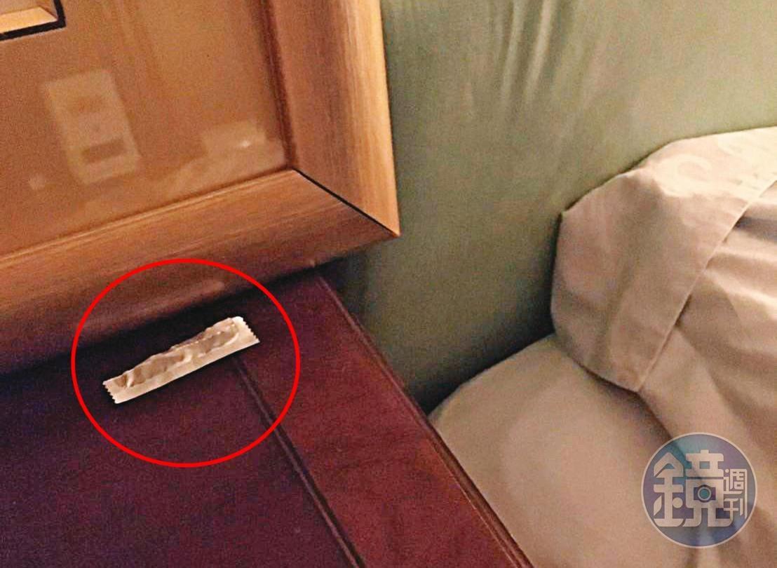 傅若軒與妻子分居後，高調帶小三回家，床邊還留下開過的保險套包裝。（讀者提供）