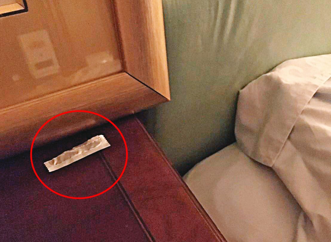 傅若軒與妻子分居後，高調帶小三回家，床邊還留下開過的保險套包裝。（讀者提供）