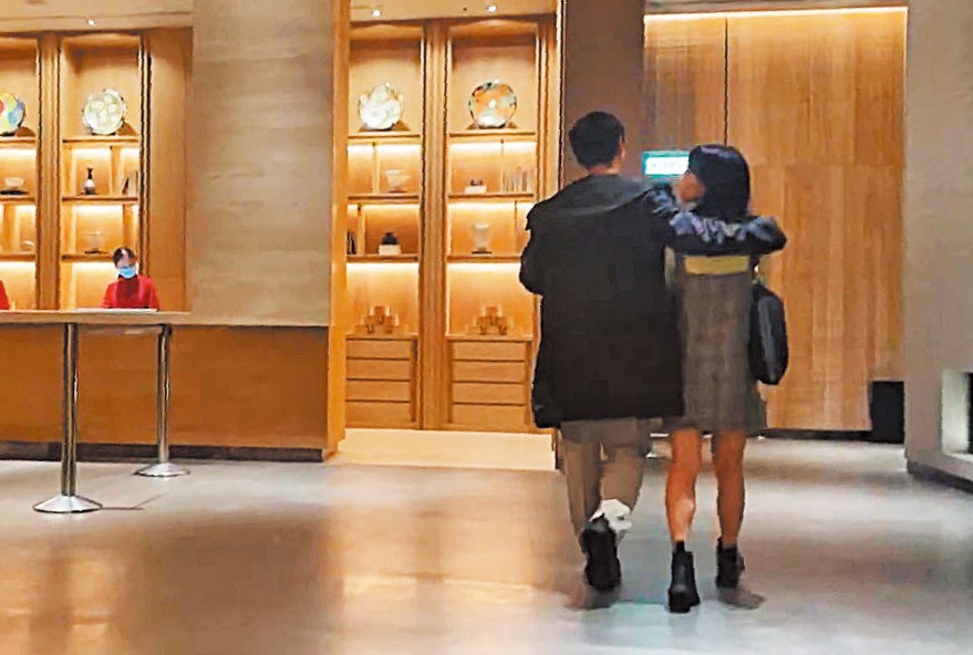 2020年12月7日19 : 11，傅若軒（左）挽著吳姓千金（右）的肩膀，一起到烏來的高檔溫泉飯店過夜。