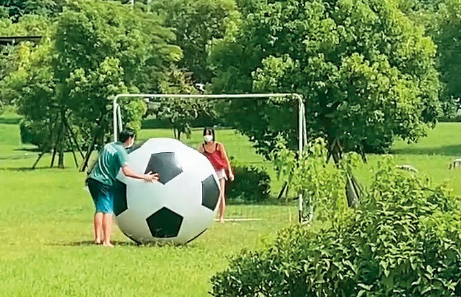 2021年9月15日10 : 07，傅若軒（左）與吳姓千金（右）毫不避諱2人的婚外情的關係，高調放閃。