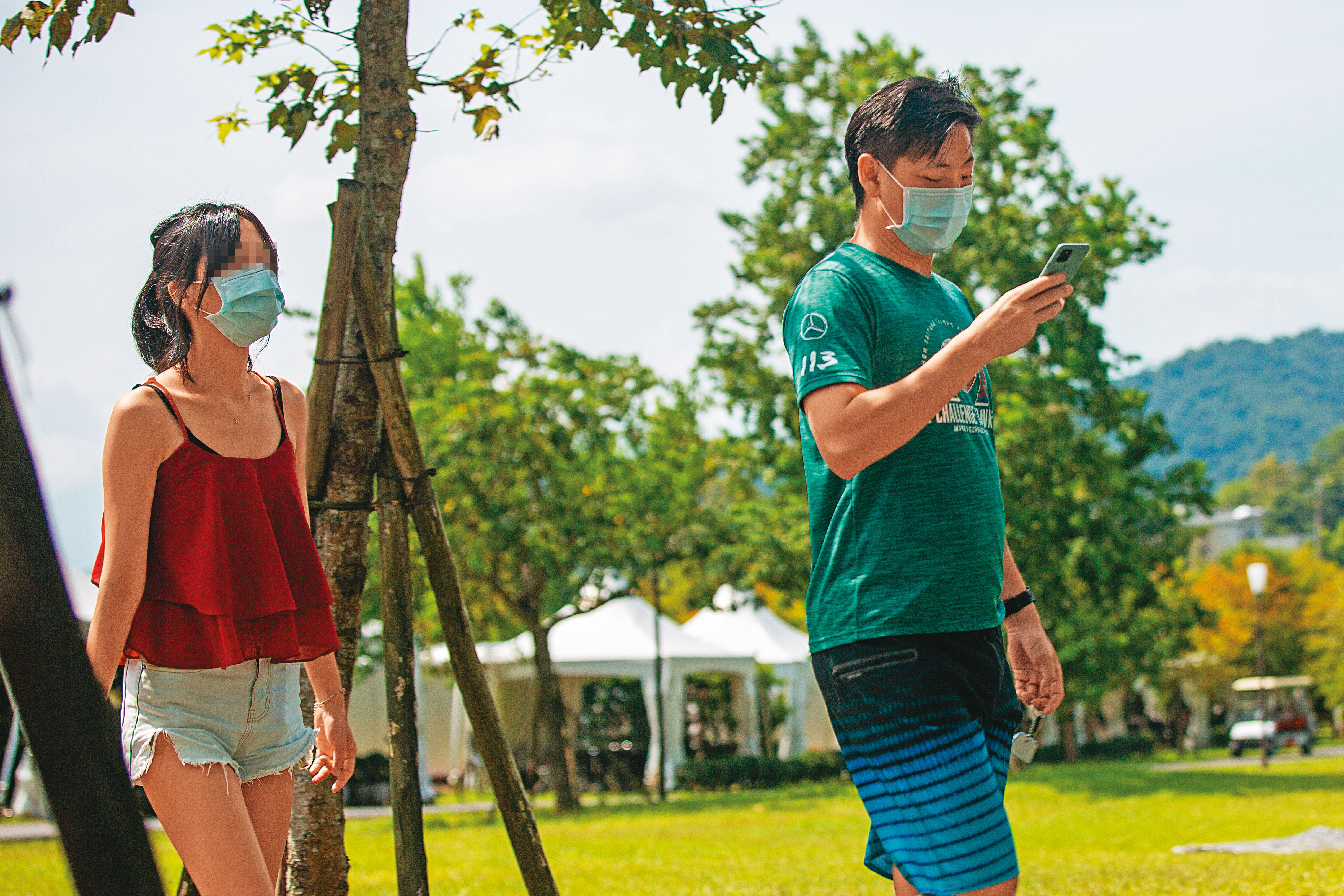 2021年9月15日10 : 04，佳醫集團少東傅若軒（右）與吳姓千金（左）夜宿宜蘭，隔天從同一輛露營車下車。