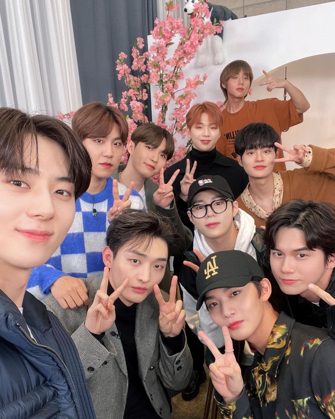 2019年初解散的「Wanna One」日前再聚首,為MAMA的表演做準備。(翻攝自金在奐Instagram)