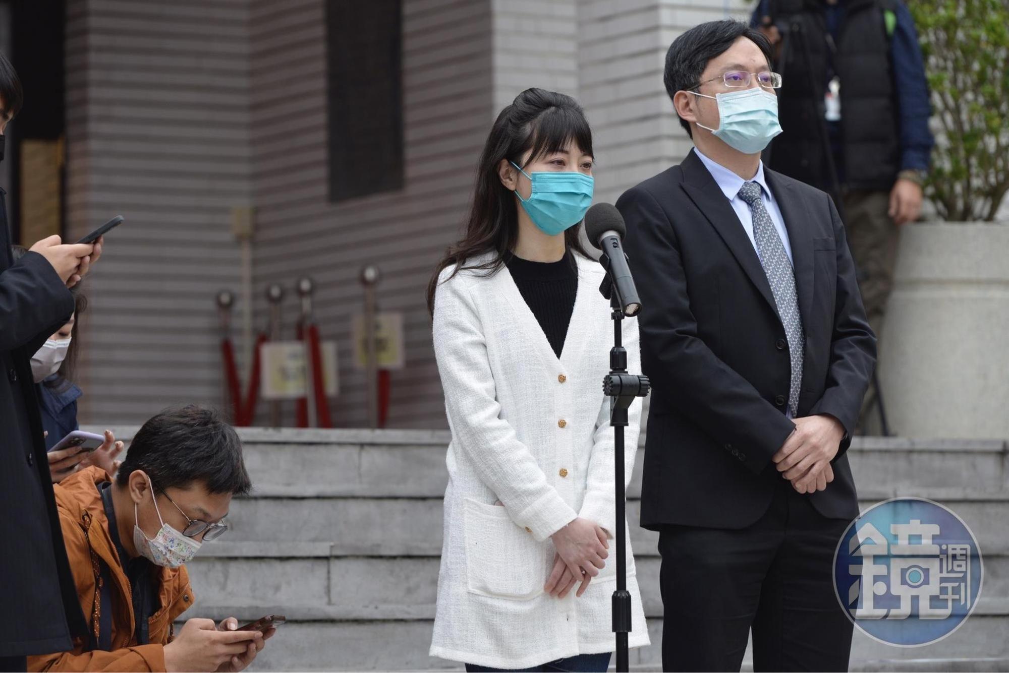 高嘉瑜委任律師李永裕（右）今日再提交新的事證，包含逼供影片及脅迫書。（本刊資料照）