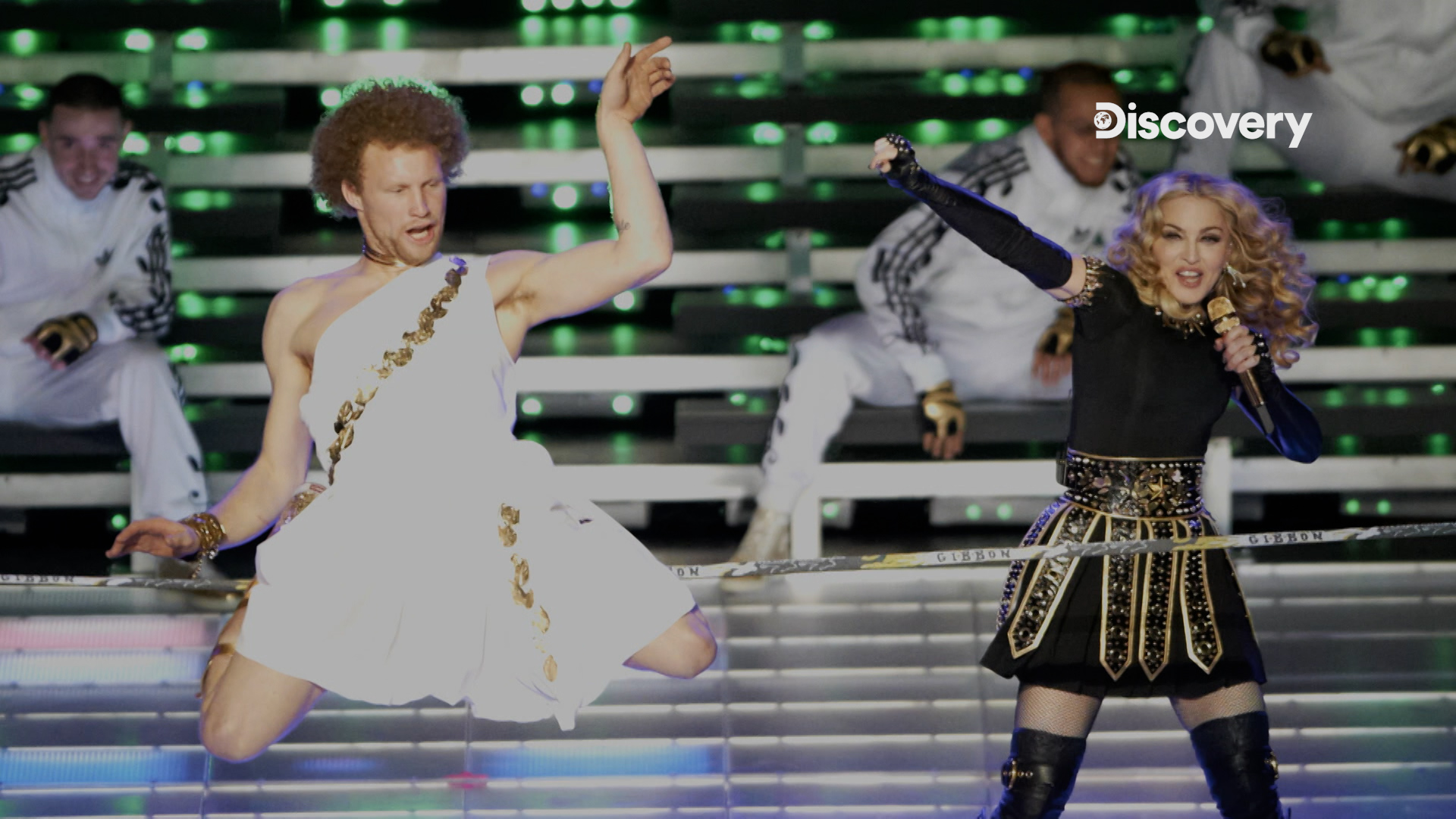 安迪路易（左）曾與瑪丹娜（右）在超級盃中場秀同台，大秀踩在繩子上跳舞的絕技。（Discovery頻道提供）