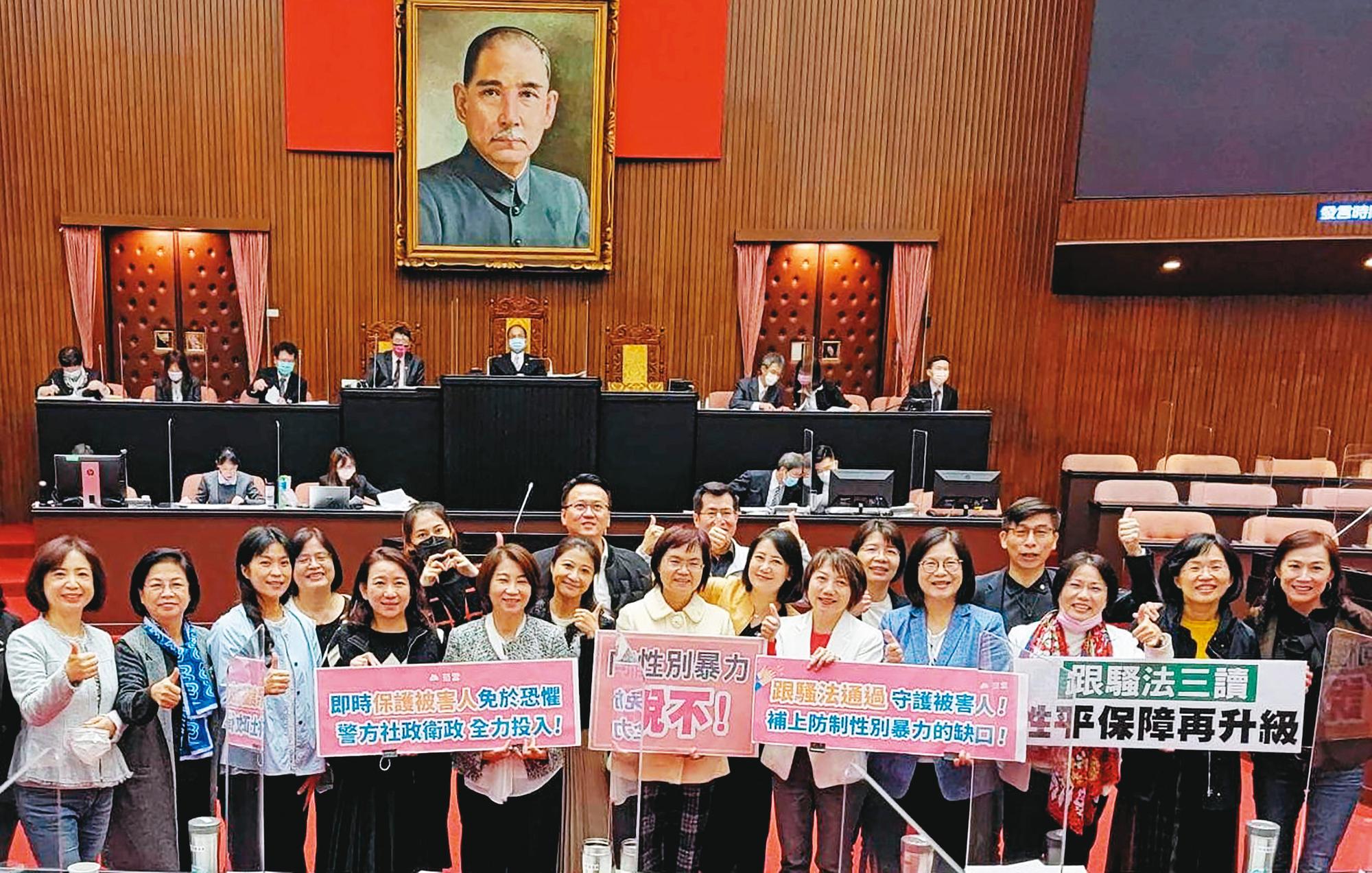 八大跟騷行為樣態限縮於「與性或性別有關」,故對某政治名嘴跟蹤;或債主追債;或狗仔跟拍某名人等,可能就不在本法之範圍。(翻攝吳思瑤臉書)