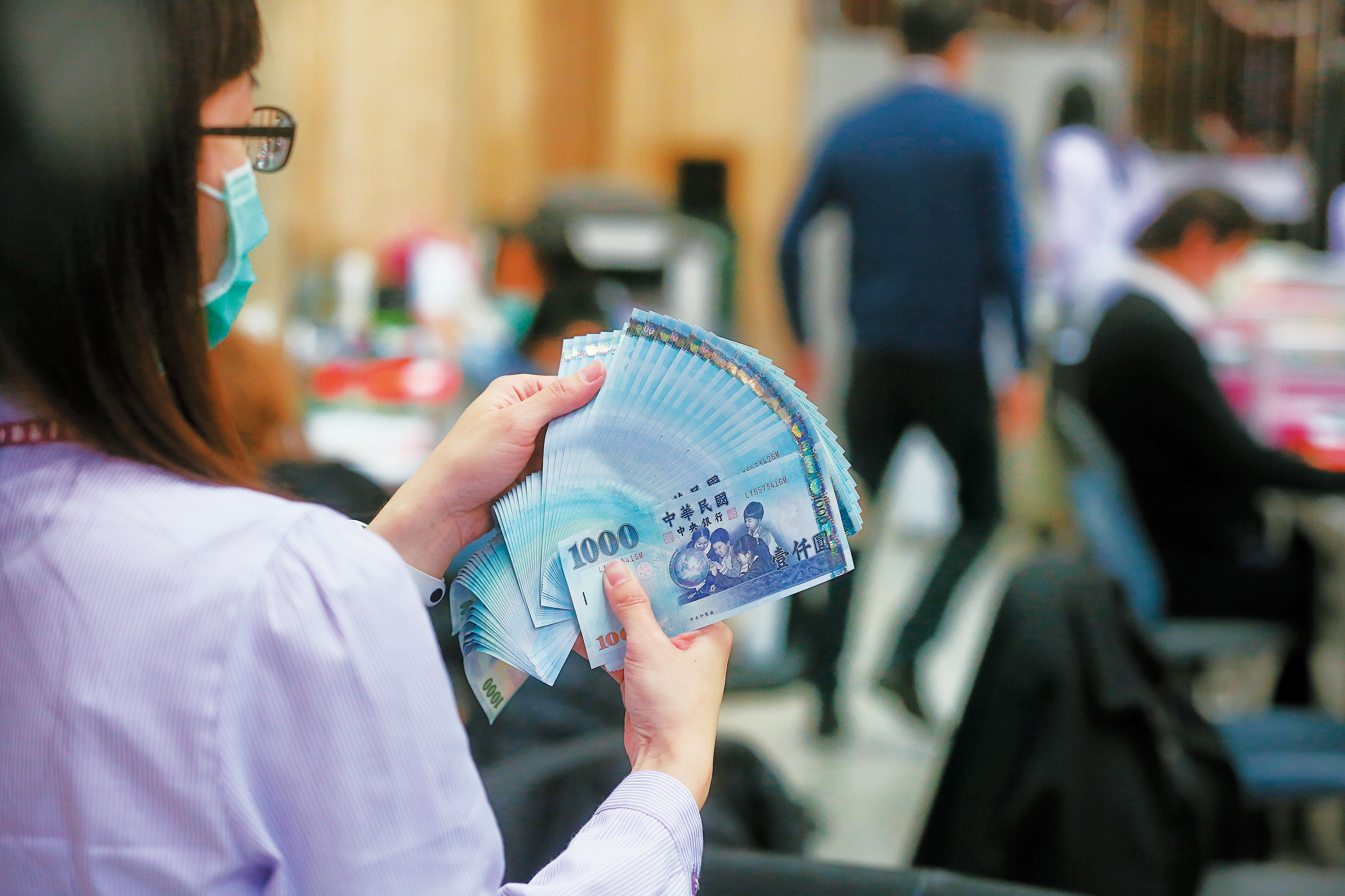 台灣經濟未因疫情而腿軟，反倒強勁增長，股市強、房地產強，整體經濟增長率也創下11年新高，新台幣更成為比強勢美元還強勢的超強貨幣。