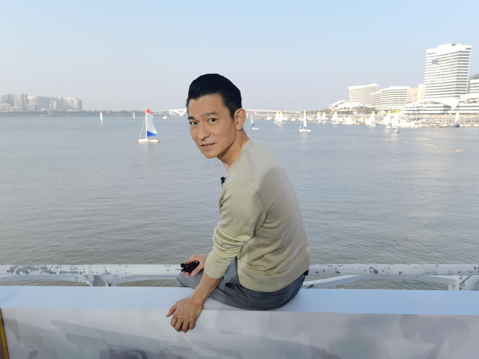 劉德華是個自律性很強的藝人，為了管理身材早餐吃麥片30年，還為妻女改吃素。（翻攝自《拆彈專家2》臉書）