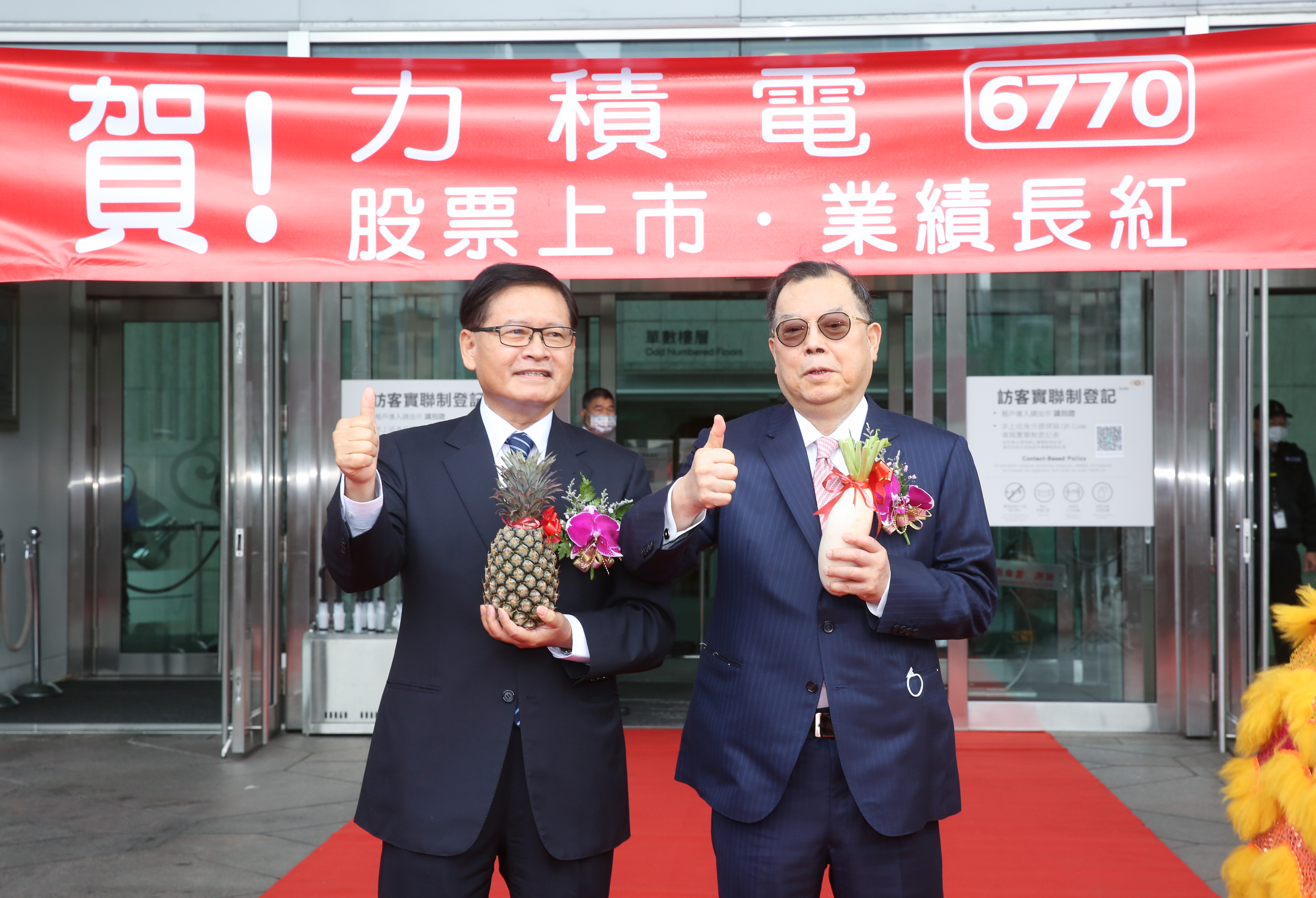 黃崇仁（右）表示，力積電明年獲利一定會大成長。